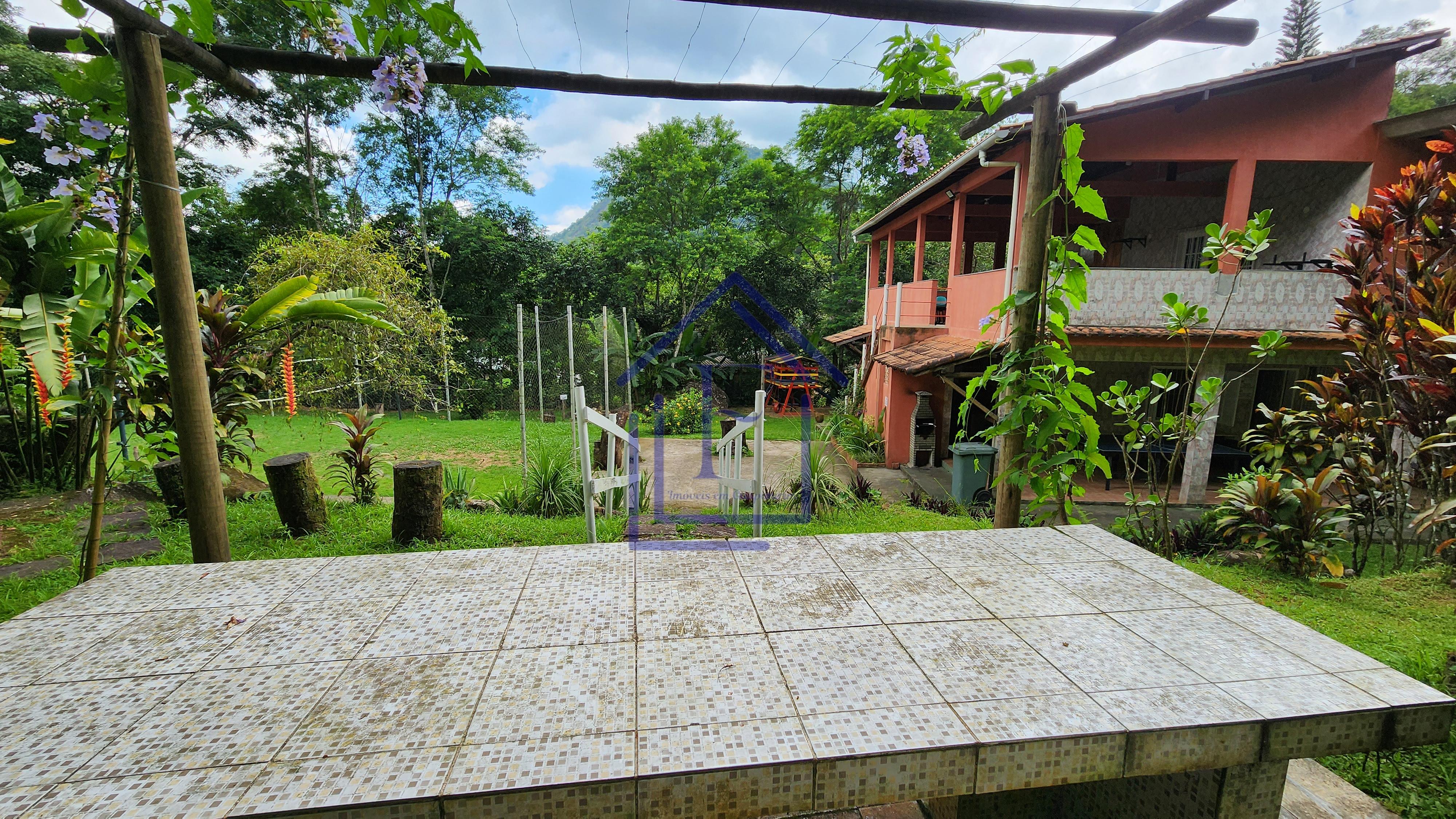 S&iacute;tio com 5.000 m&sup2;, casa duplex e cachoeira passando na divisa do im&oacute;vel! Estrada da Barreira Guapimirim - 