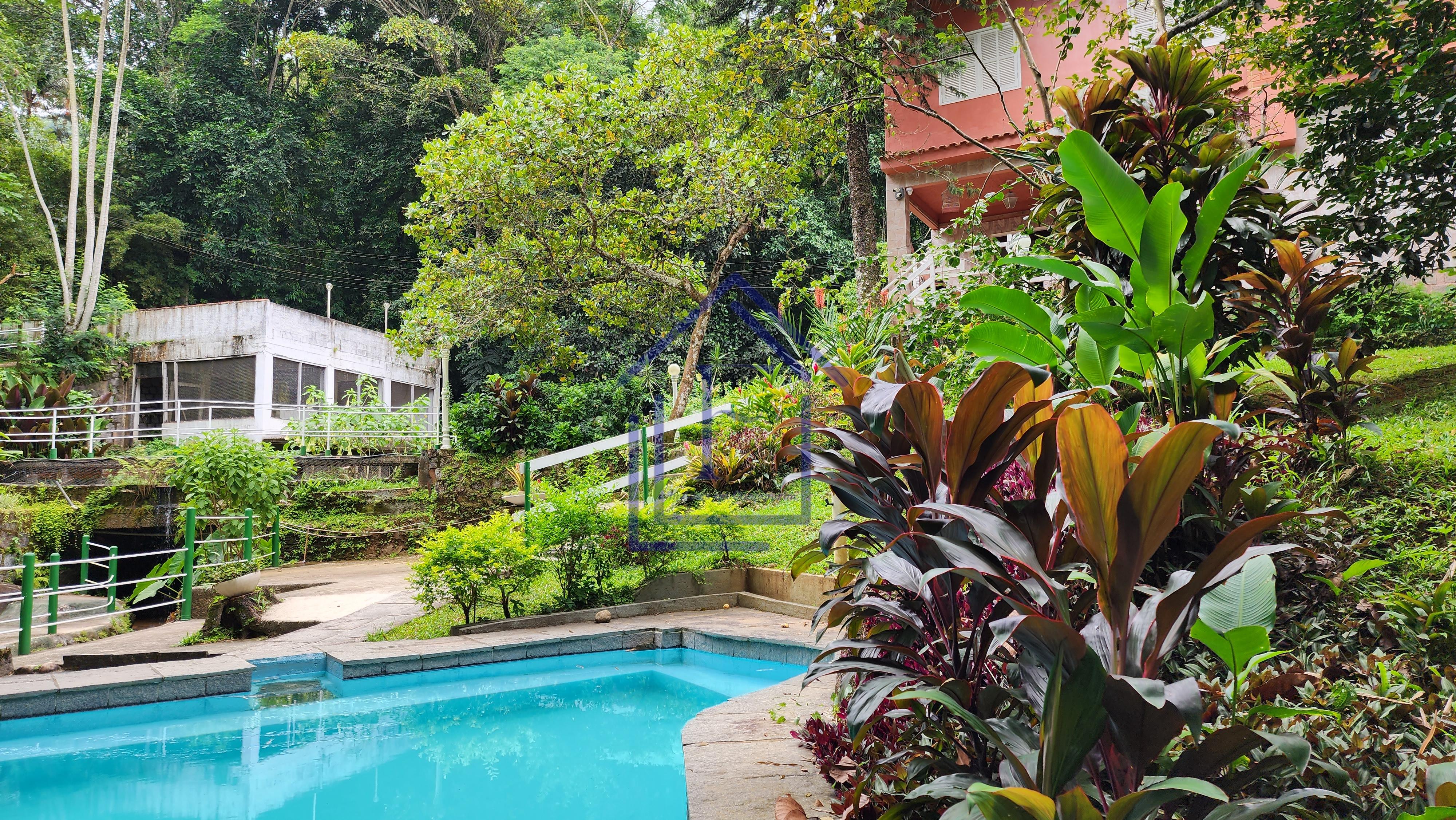 S&iacute;tio com 5.000 m&sup2;, casa duplex e cachoeira passando na divisa do im&oacute;vel! Estrada da Barreira Guapimirim - 