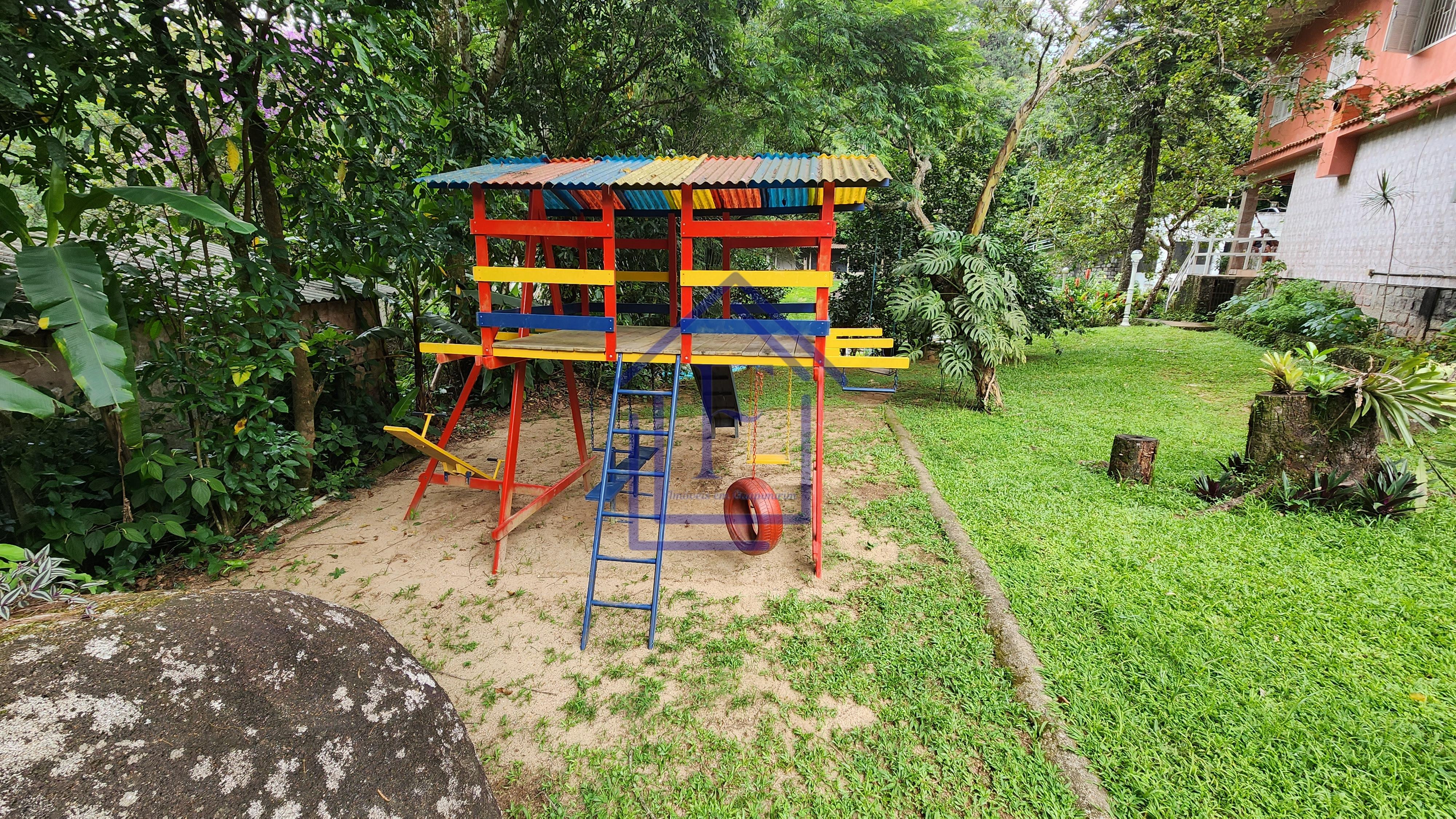 S&iacute;tio com 5.000 m&sup2;, casa duplex e cachoeira passando na divisa do im&oacute;vel! Estrada da Barreira Guapimirim - 