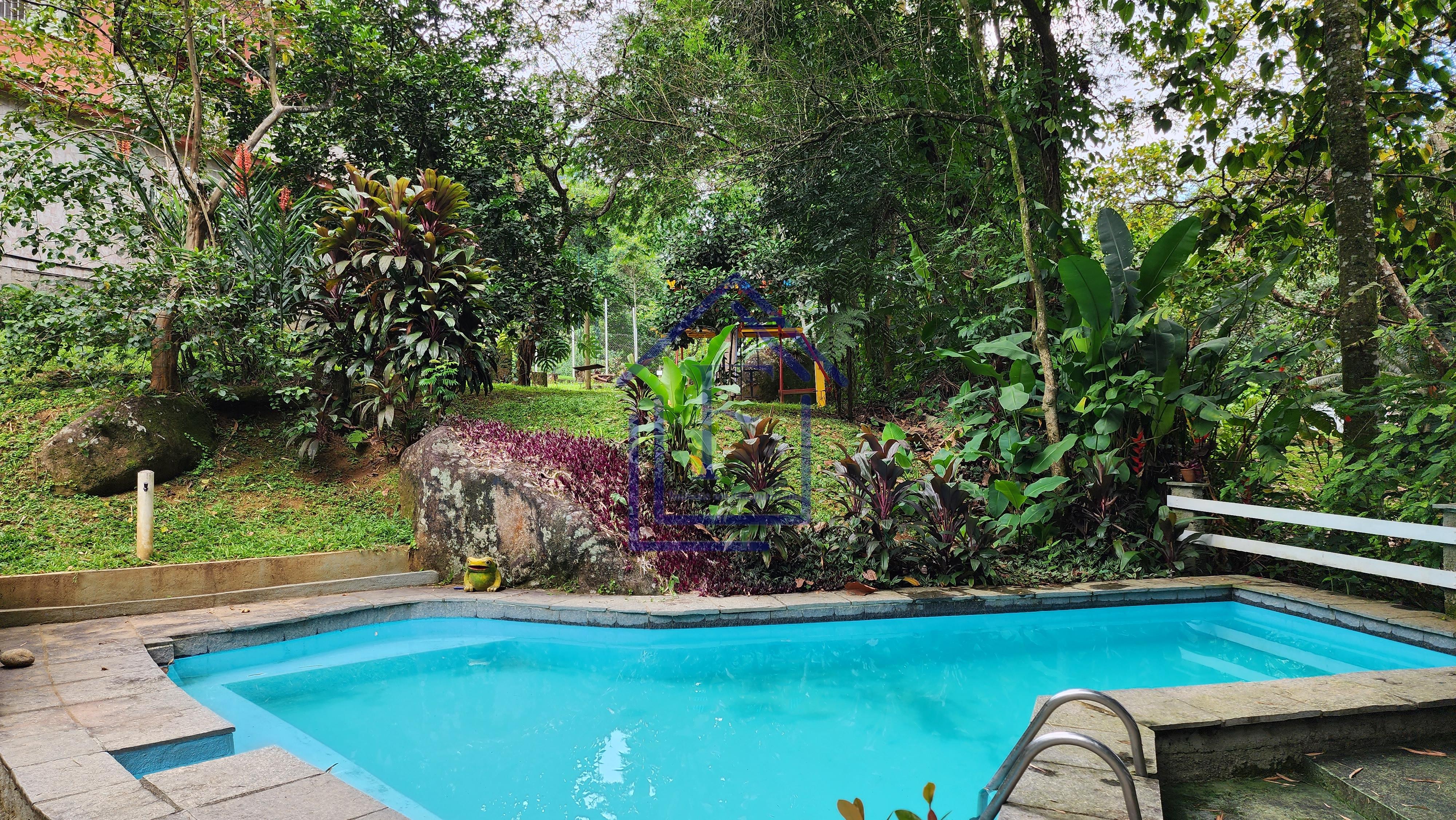 S&iacute;tio com 5.000 m&sup2;, casa duplex e cachoeira passando na divisa do im&oacute;vel! Estrada da Barreira Guapimirim - 
