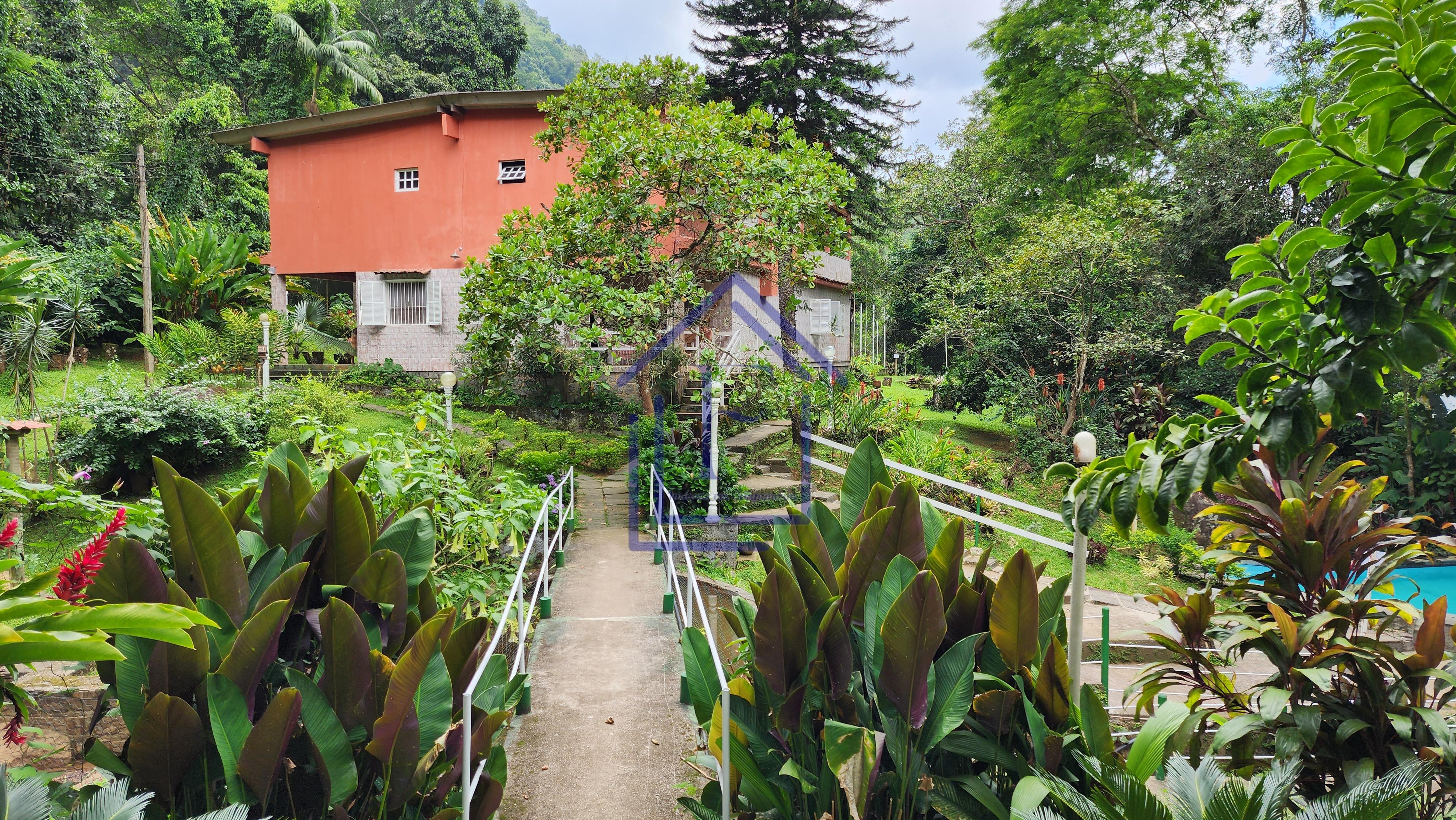 S&iacute;tio com 5.000 m&sup2;, casa duplex e cachoeira passando na divisa do im&oacute;vel! Estrada da Barreira Guapimirim - 