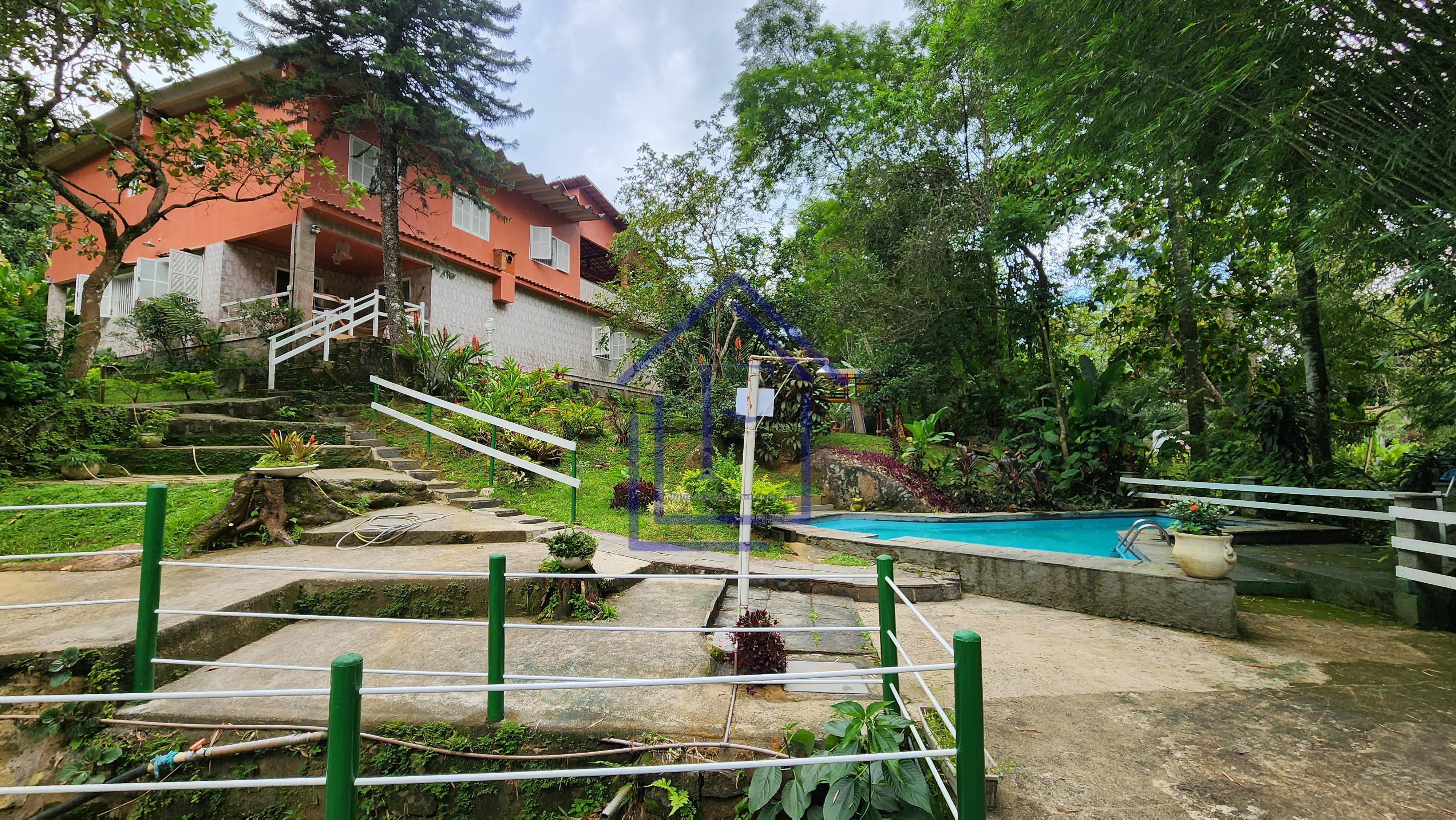 S&iacute;tio com 5.000 m&sup2;, casa duplex e cachoeira passando na divisa do im&oacute;vel! Estrada da Barreira Guapimirim - 
