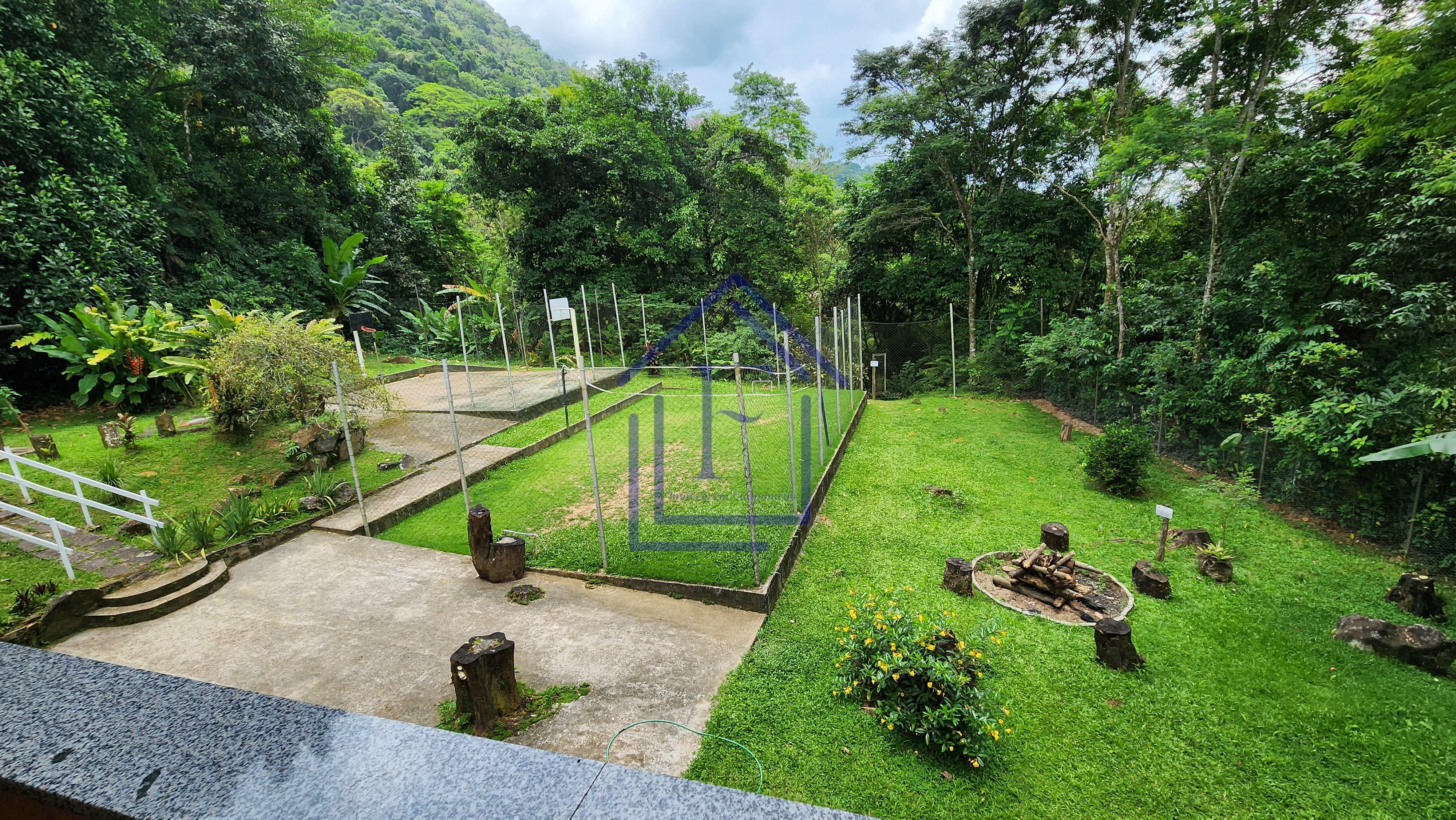 S&iacute;tio com 5.000 m&sup2;, casa duplex e cachoeira passando na divisa do im&oacute;vel! Estrada da Barreira Guapimirim - 