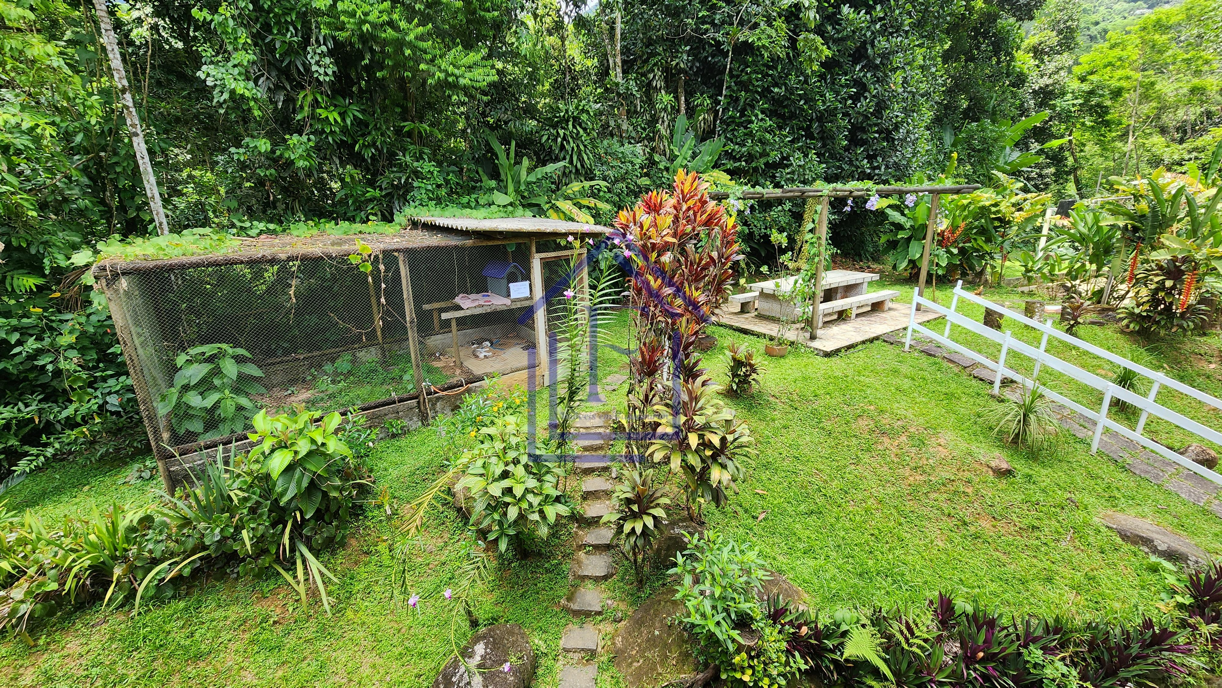 S&iacute;tio com 5.000 m&sup2;, casa duplex e cachoeira passando na divisa do im&oacute;vel! Estrada da Barreira Guapimirim - 