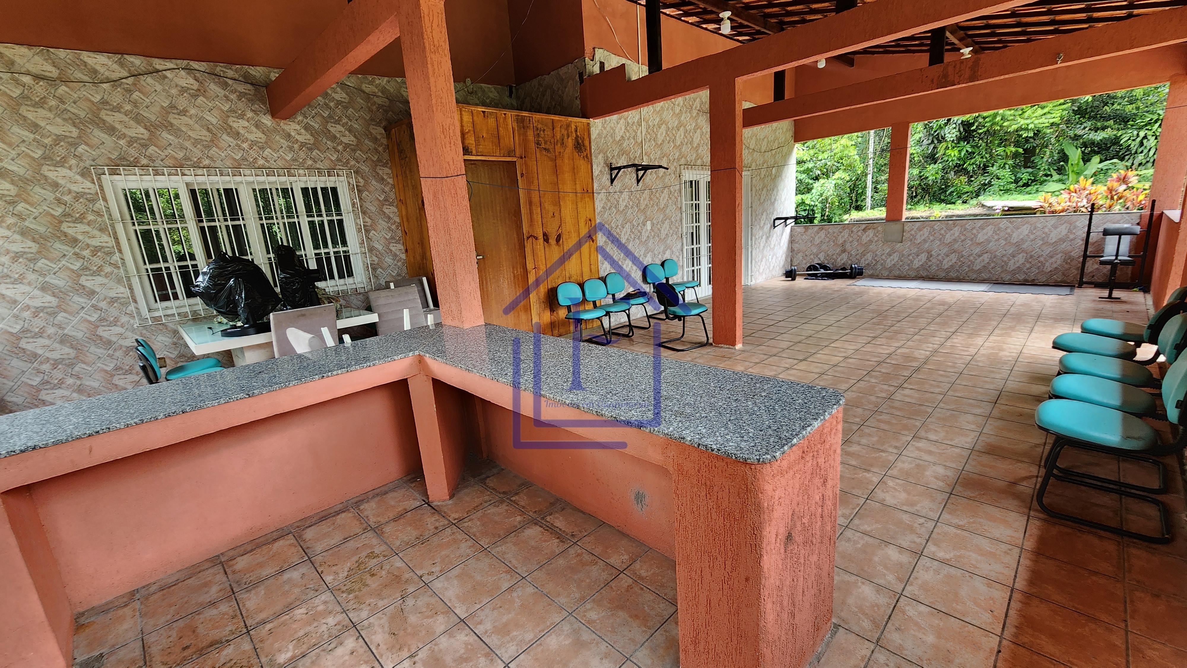 S&iacute;tio com 5.000 m&sup2;, casa duplex e cachoeira passando na divisa do im&oacute;vel! Estrada da Barreira Guapimirim - 