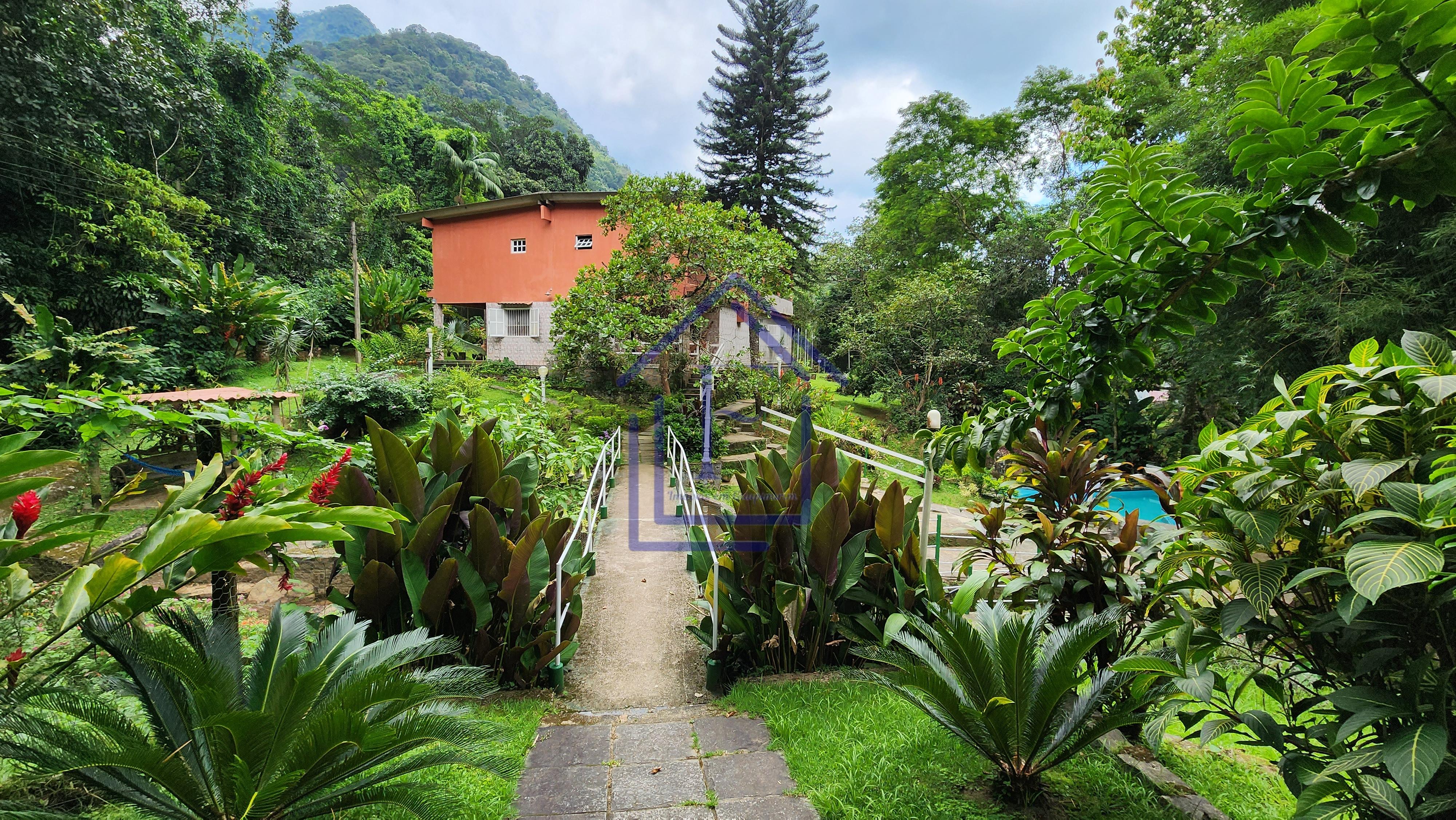 S&iacute;tio com 5.000 m&sup2;, casa duplex e cachoeira passando na divisa do im&oacute;vel! Estrada da Barreira Guapimirim - 