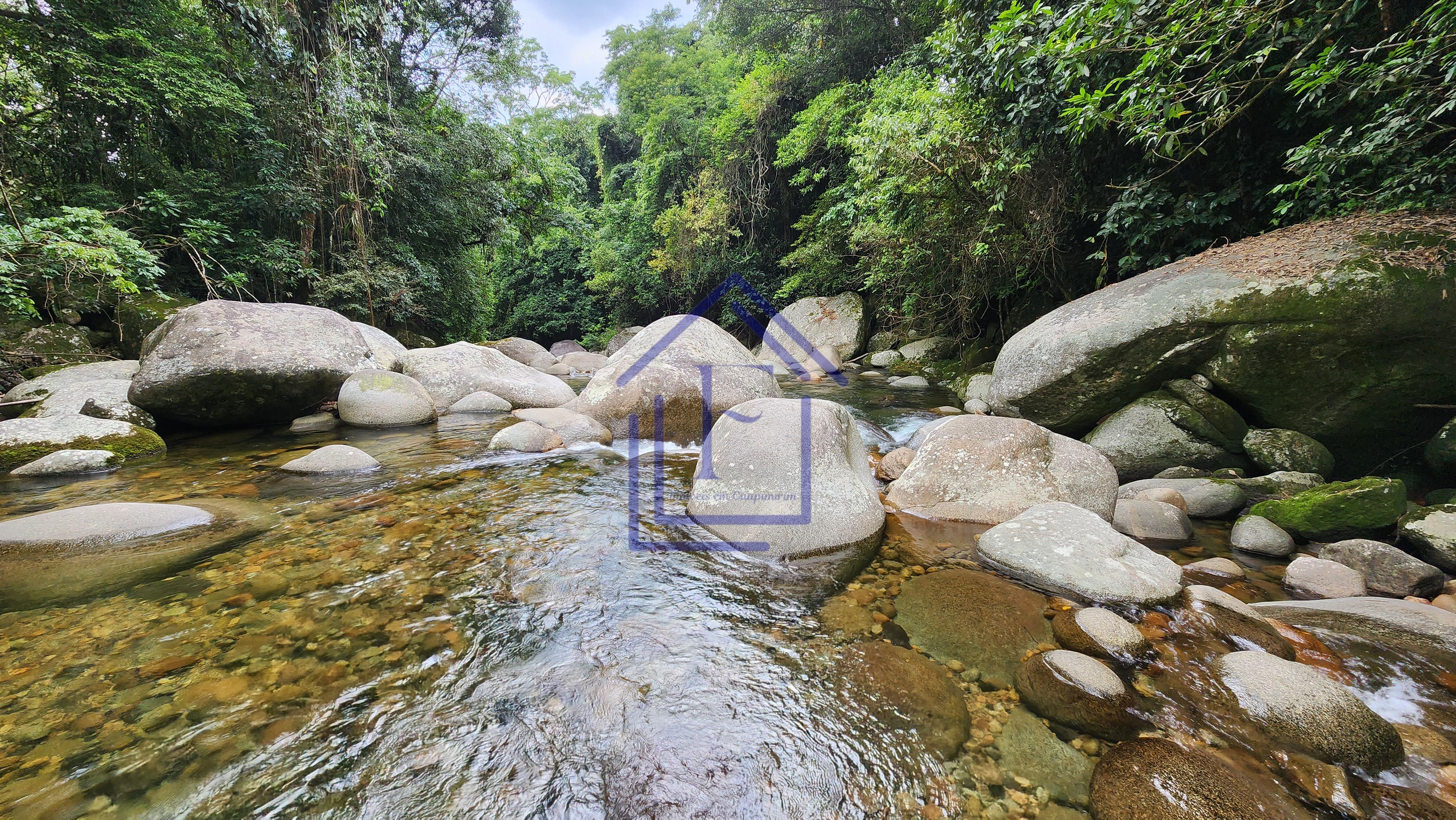 S&iacute;tio com 5.000 m&sup2;, casa duplex e cachoeira passando na divisa do im&oacute;vel! Estrada da Barreira Guapimirim - 