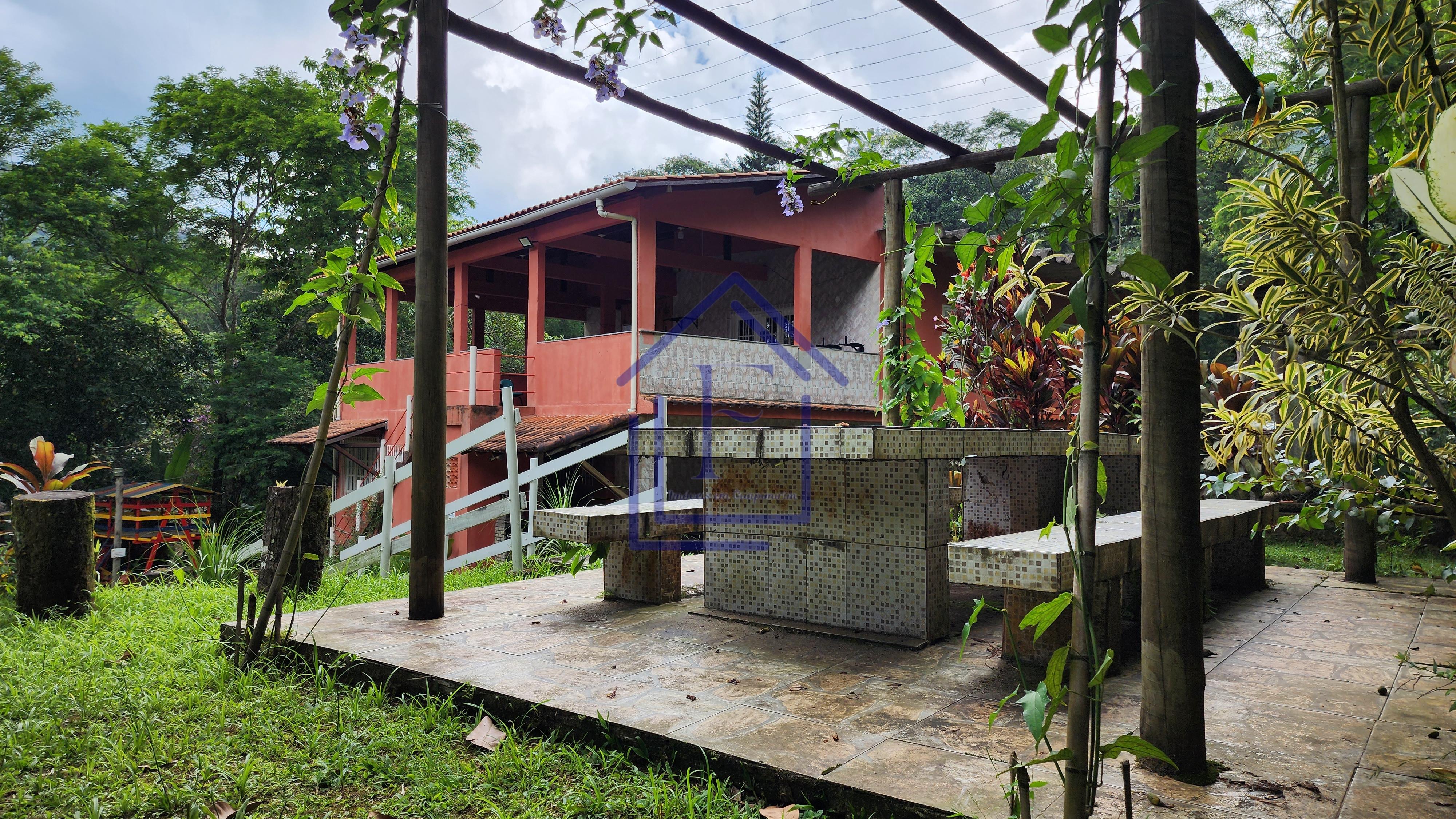 S&iacute;tio com 5.000 m&sup2;, casa duplex e cachoeira passando na divisa do im&oacute;vel! Estrada da Barreira Guapimirim - 