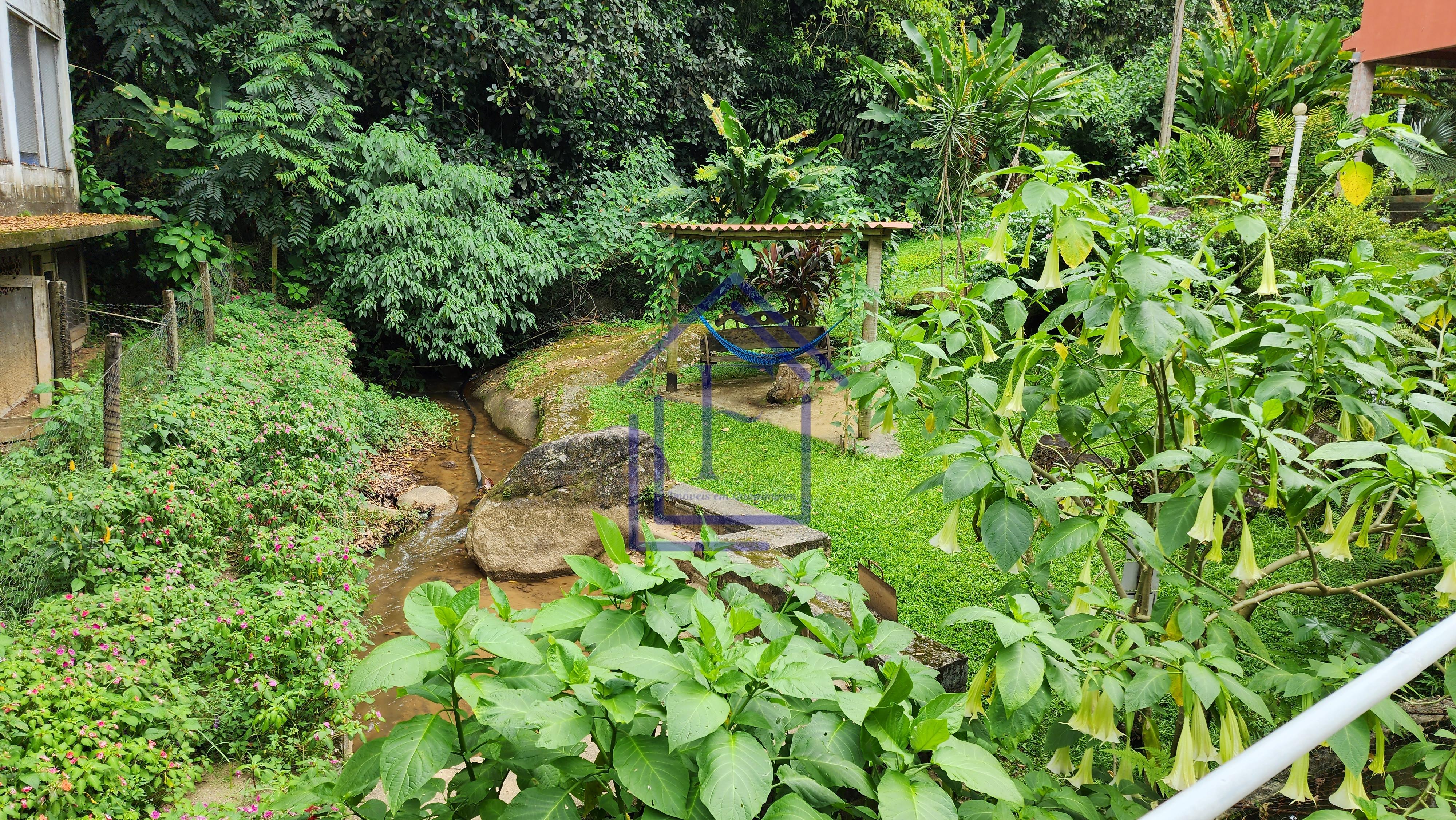 S&iacute;tio com 5.000 m&sup2;, casa duplex e cachoeira passando na divisa do im&oacute;vel! Estrada da Barreira Guapimirim - 