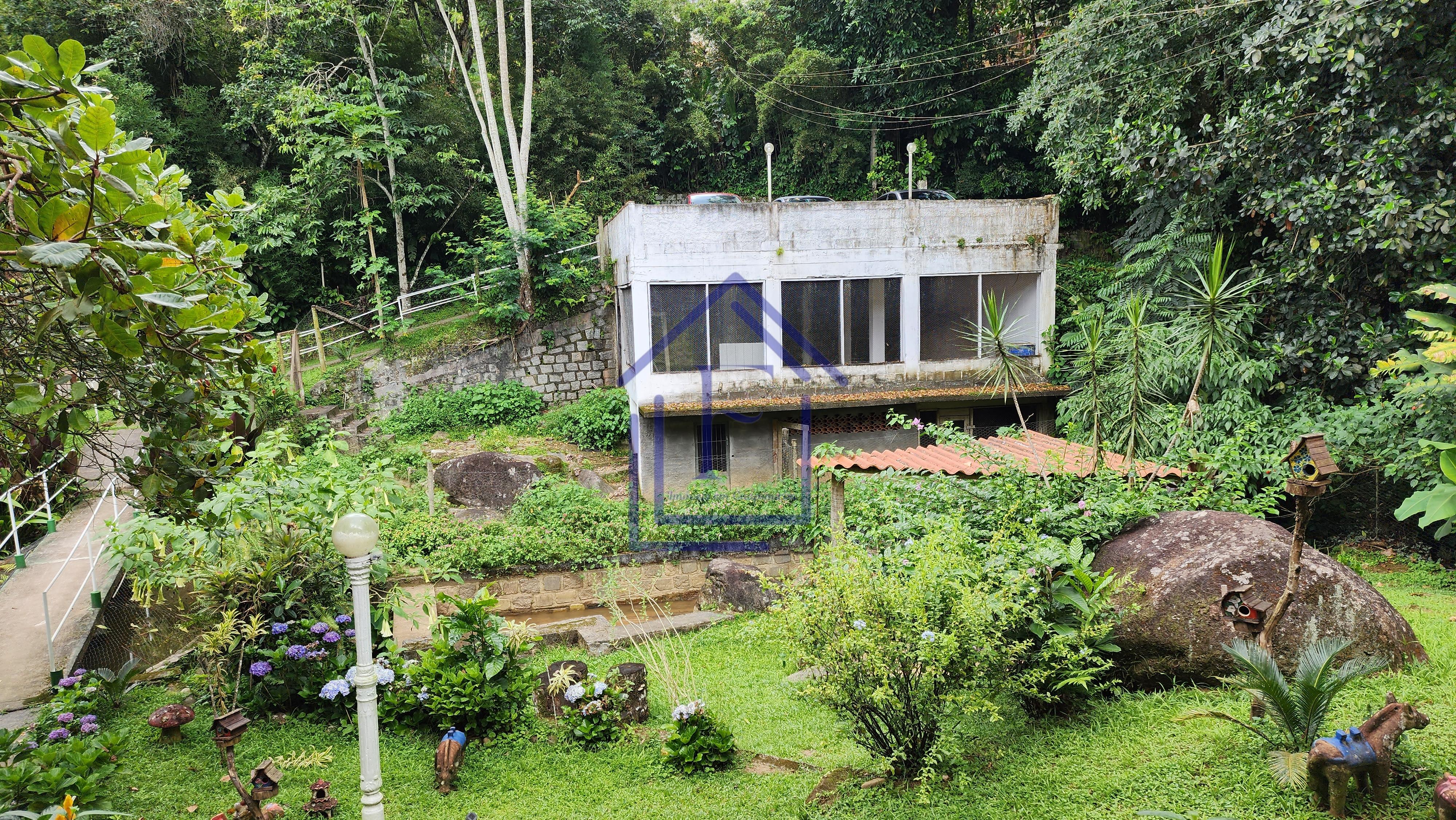 S&iacute;tio com 5.000 m&sup2;, casa duplex e cachoeira passando na divisa do im&oacute;vel! Estrada da Barreira Guapimirim - 