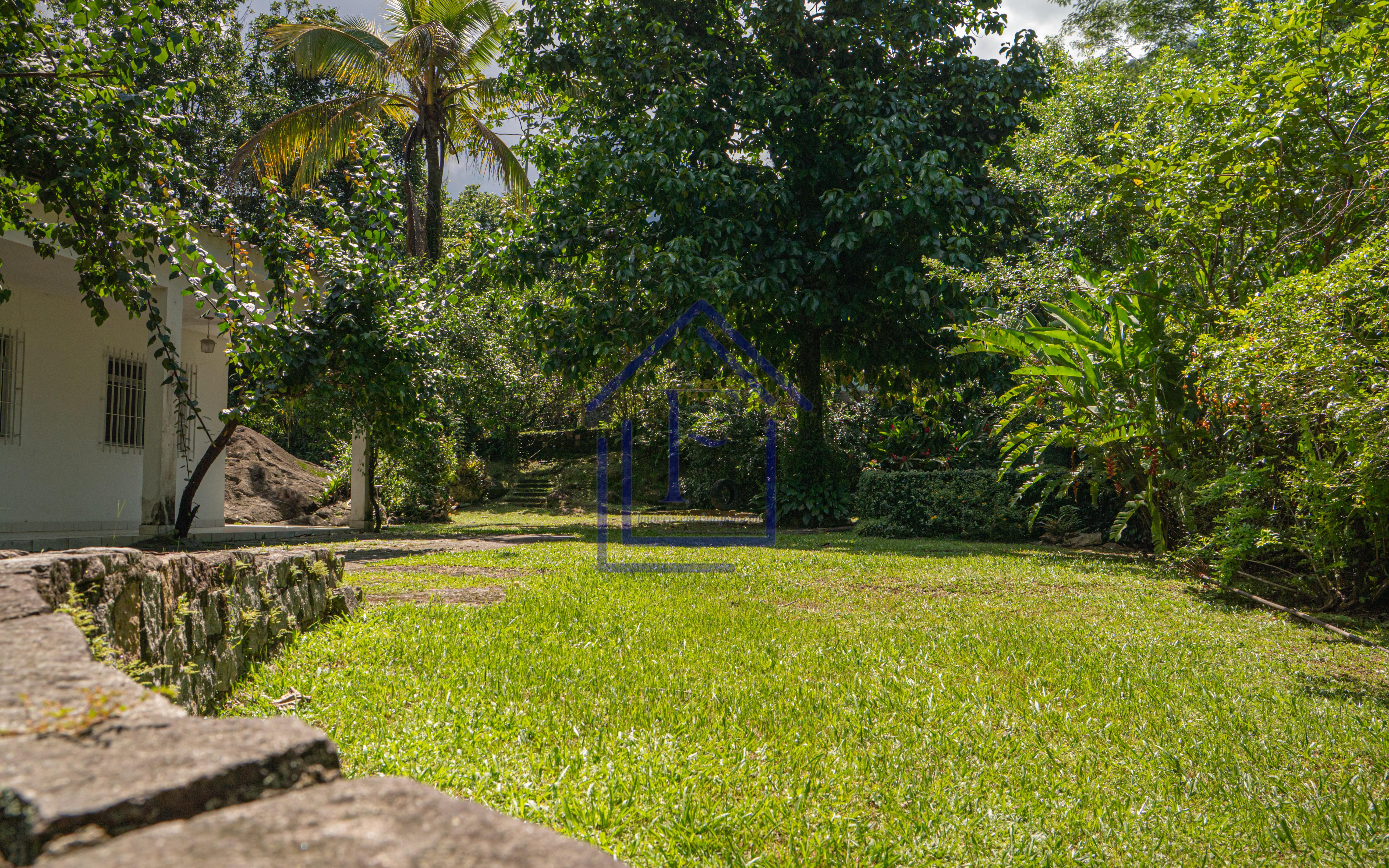 S&iacute;tio com 3.600m&sup2; de terreno, com acesso &agrave; cachoeira, localizado em Guapimirim  Guapimirim - 