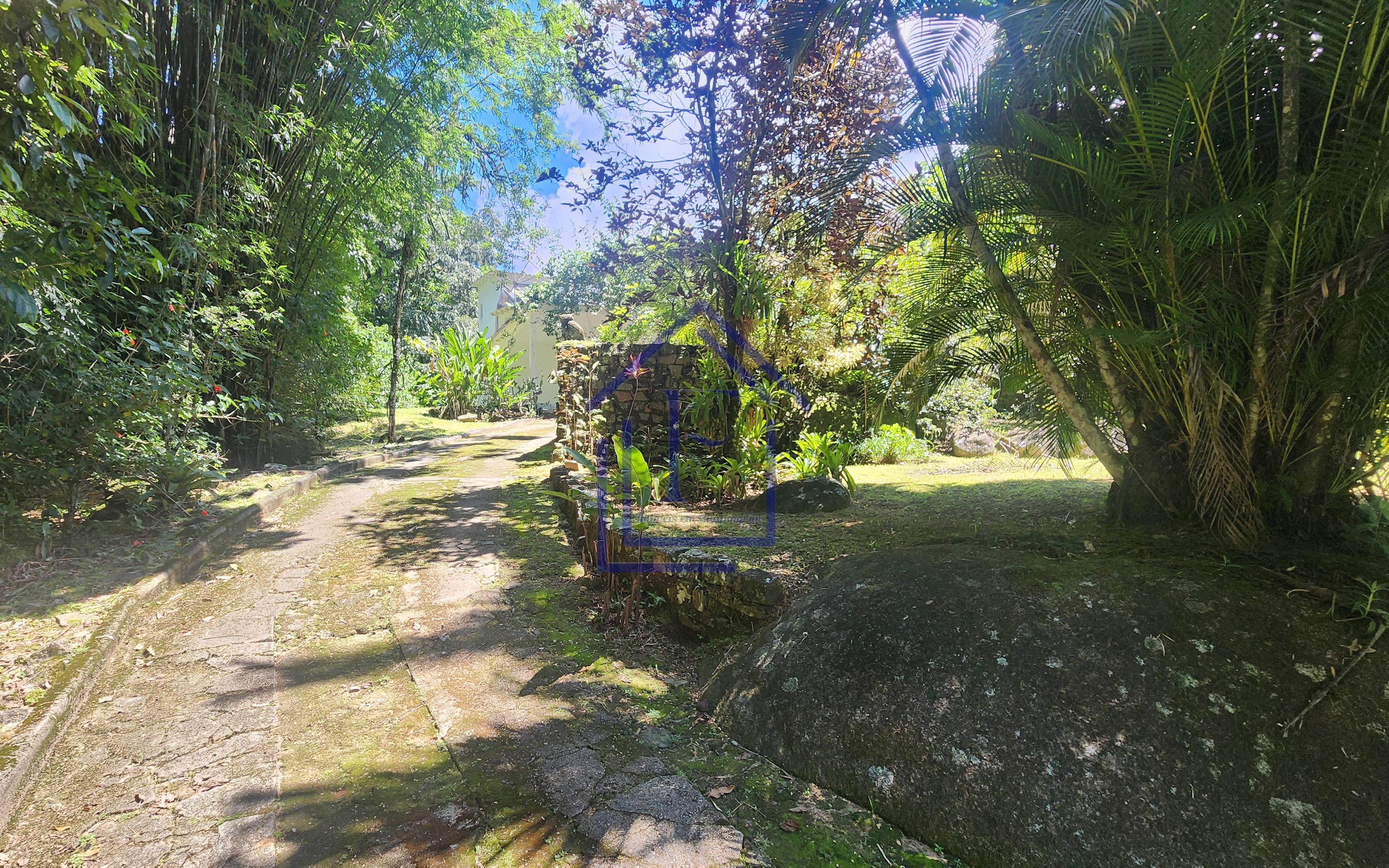 S&iacute;tio com 3.600m&sup2; de terreno, com acesso &agrave; cachoeira, localizado em Guapimirim  Guapimirim - 