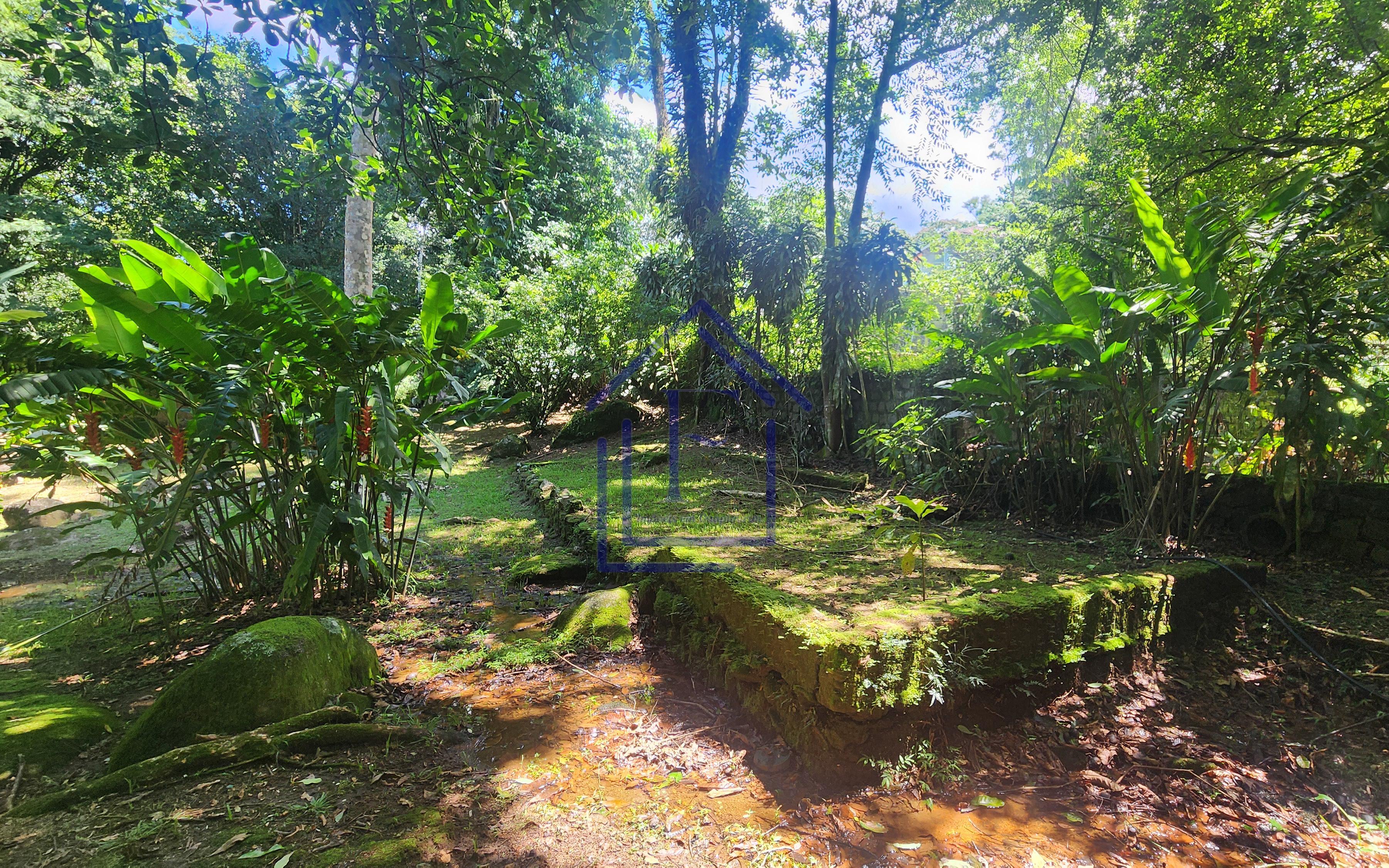 S&iacute;tio com 3.600m&sup2; de terreno, com acesso &agrave; cachoeira, localizado em Guapimirim  Guapimirim - 