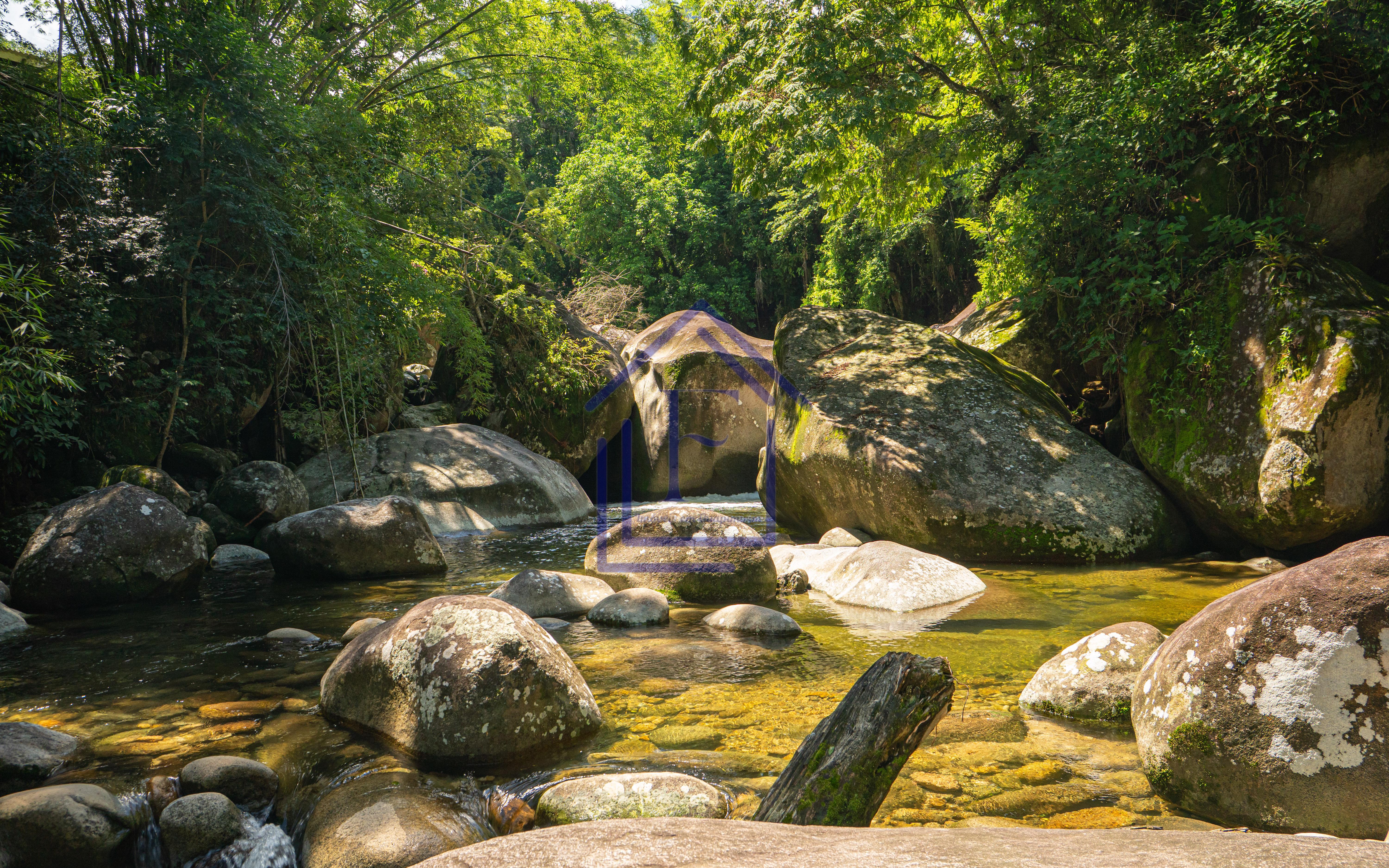 S&iacute;tio com 3.600m&sup2; de terreno, com acesso &agrave; cachoeira, localizado em Guapimirim  Guapimirim - 