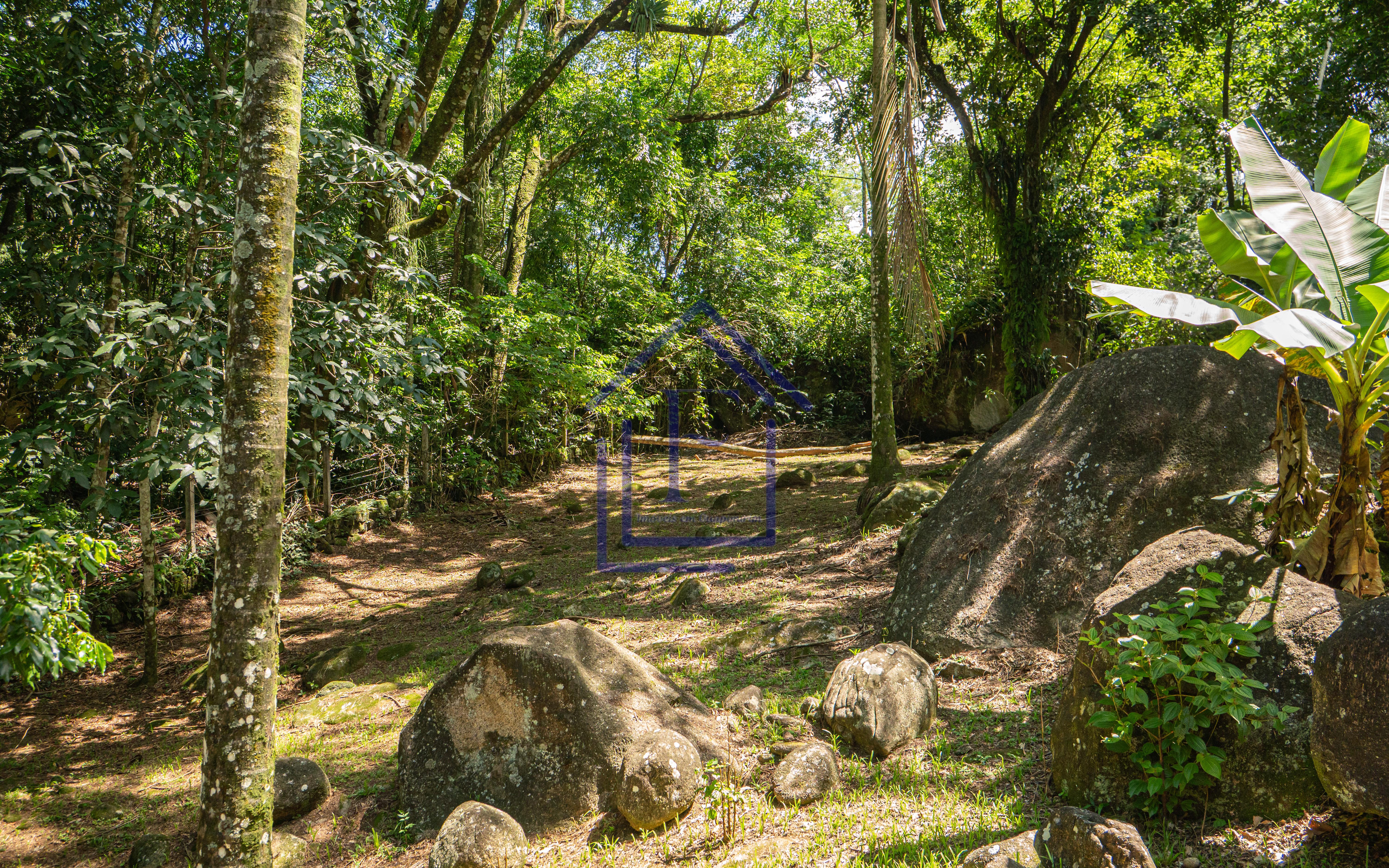 S&iacute;tio com 3.600m&sup2; de terreno, com acesso &agrave; cachoeira, localizado em Guapimirim  Guapimirim - 