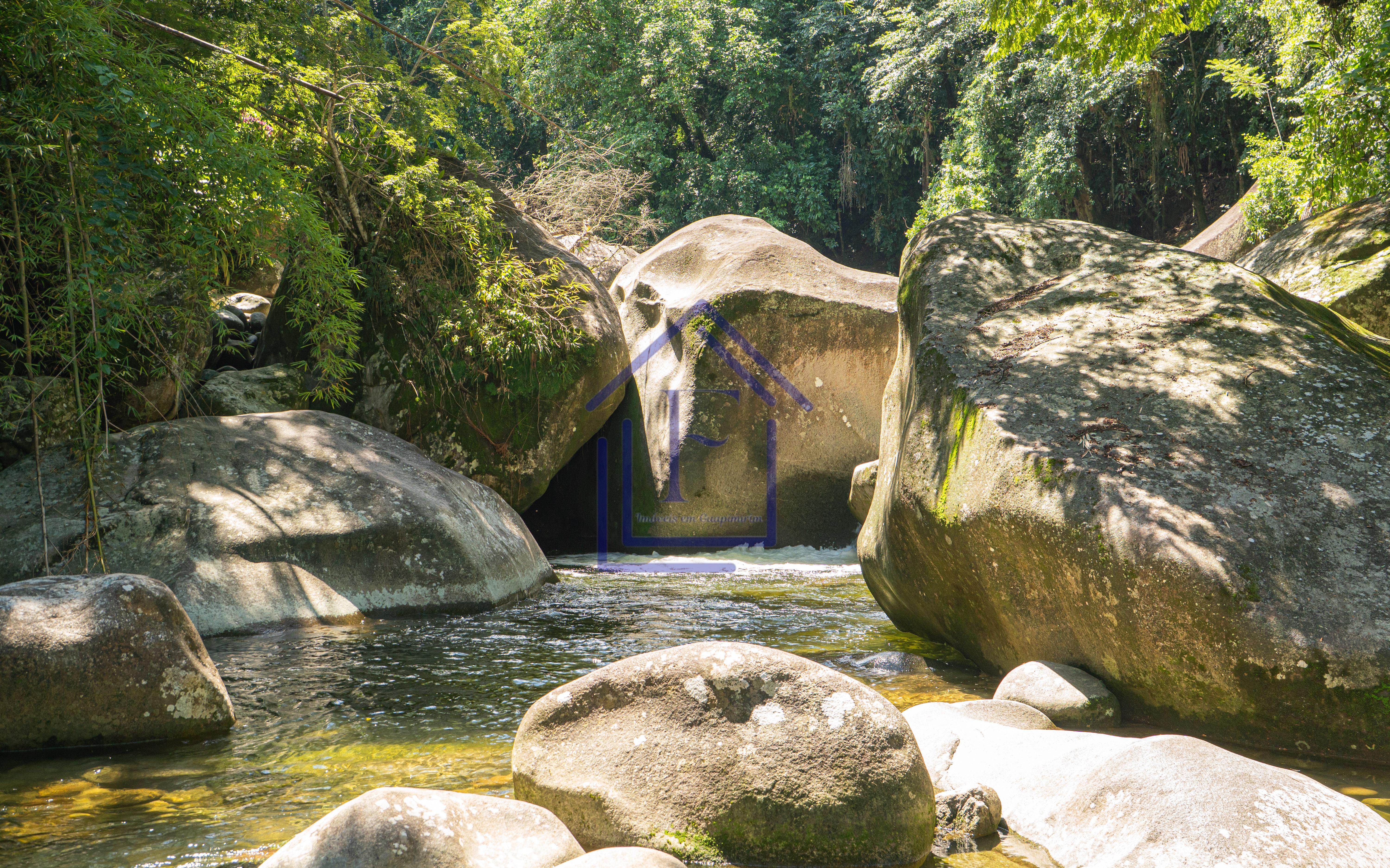 S&iacute;tio com 3.600m&sup2; de terreno, com acesso &agrave; cachoeira, localizado em Guapimirim  Guapimirim - 