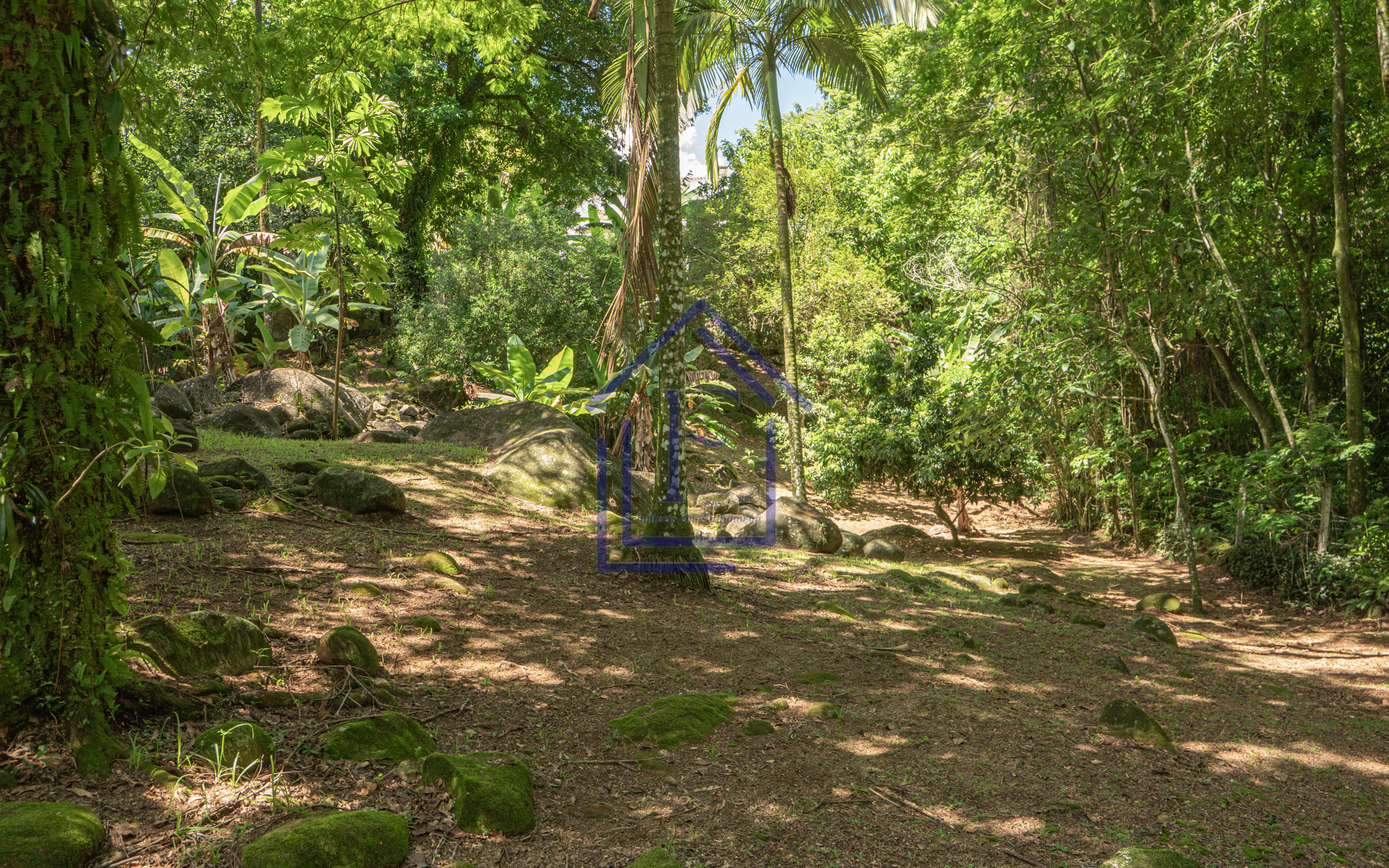 S&iacute;tio com 3.600m&sup2; de terreno, com acesso &agrave; cachoeira, localizado em Guapimirim  Guapimirim - 