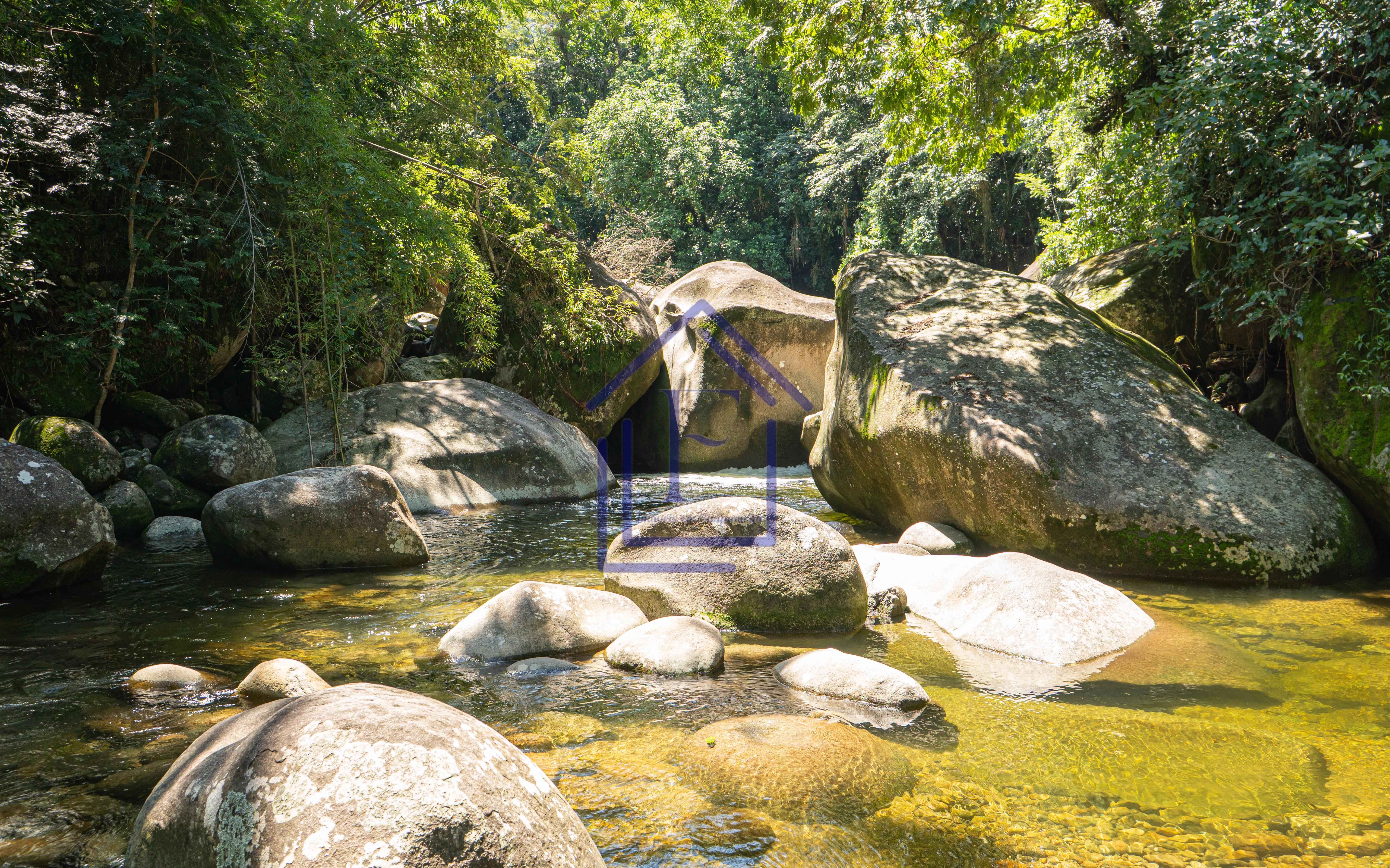 S&iacute;tio com 3.600m&sup2; de terreno, com acesso &agrave; cachoeira, localizado em Guapimirim  Guapimirim - 