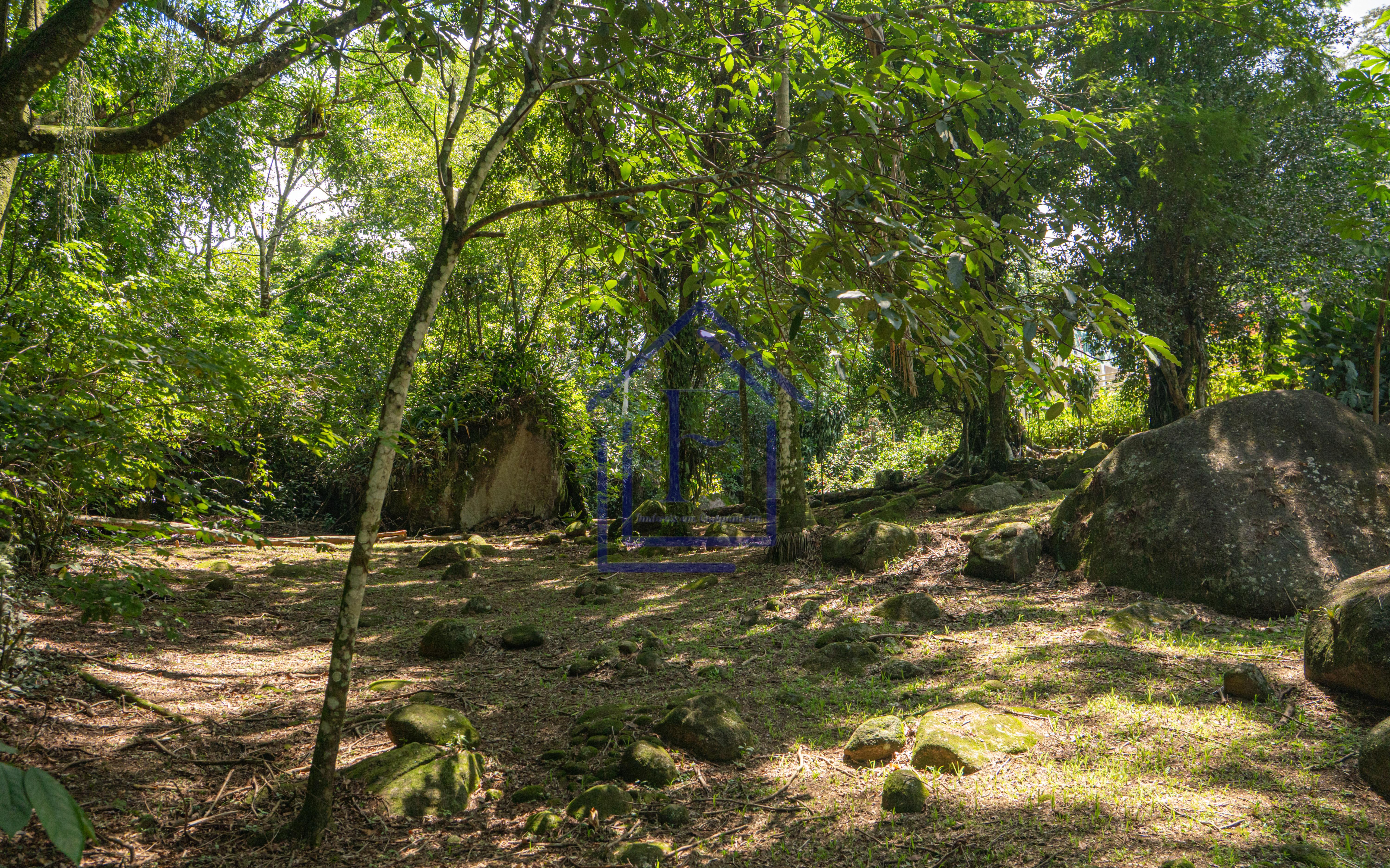 S&iacute;tio com 3.600m&sup2; de terreno, com acesso &agrave; cachoeira, localizado em Guapimirim  Guapimirim - 