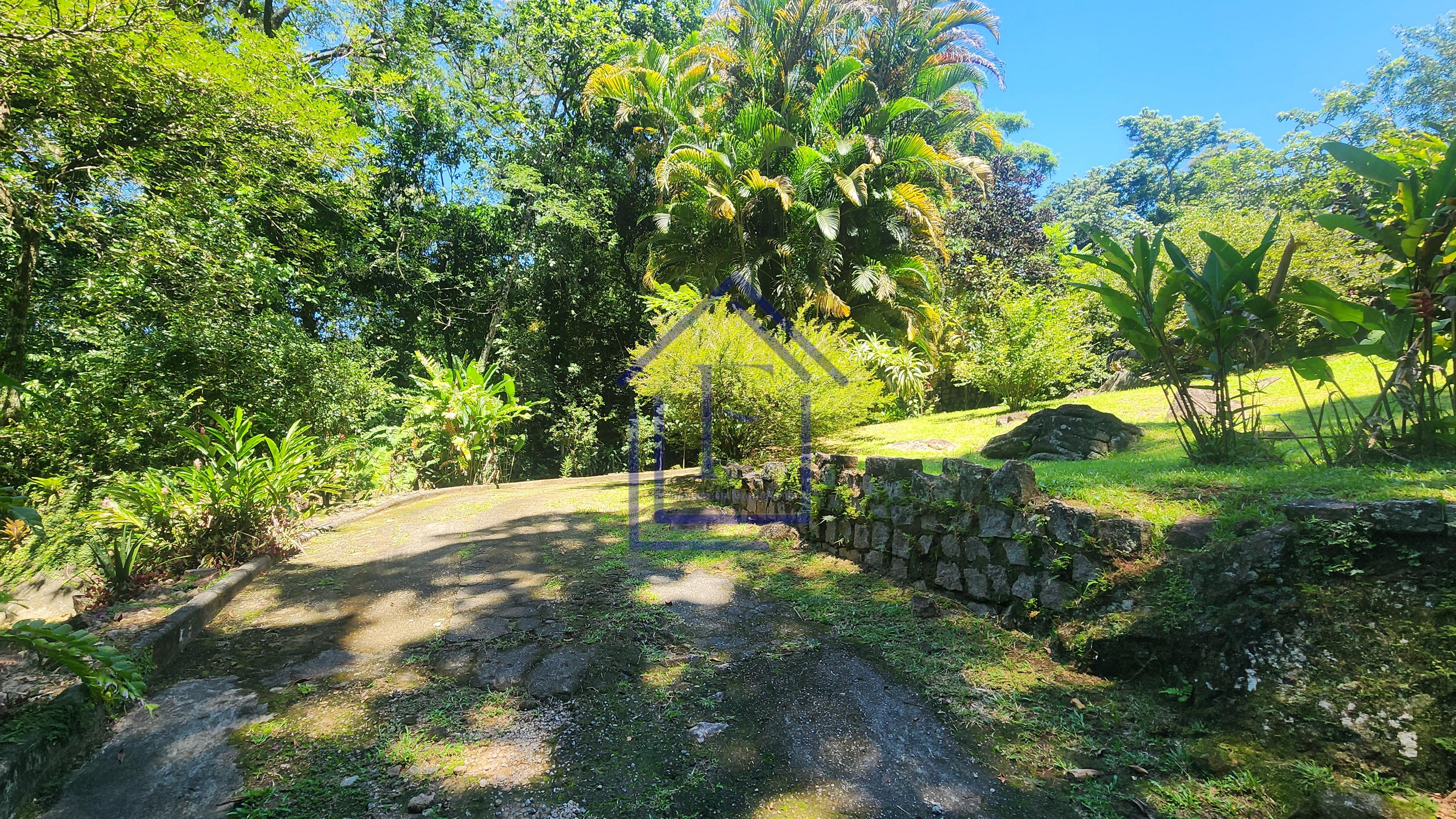 S&iacute;tio com 3.600m&sup2; de terreno, com acesso &agrave; cachoeira, localizado em Guapimirim  Guapimirim - 
