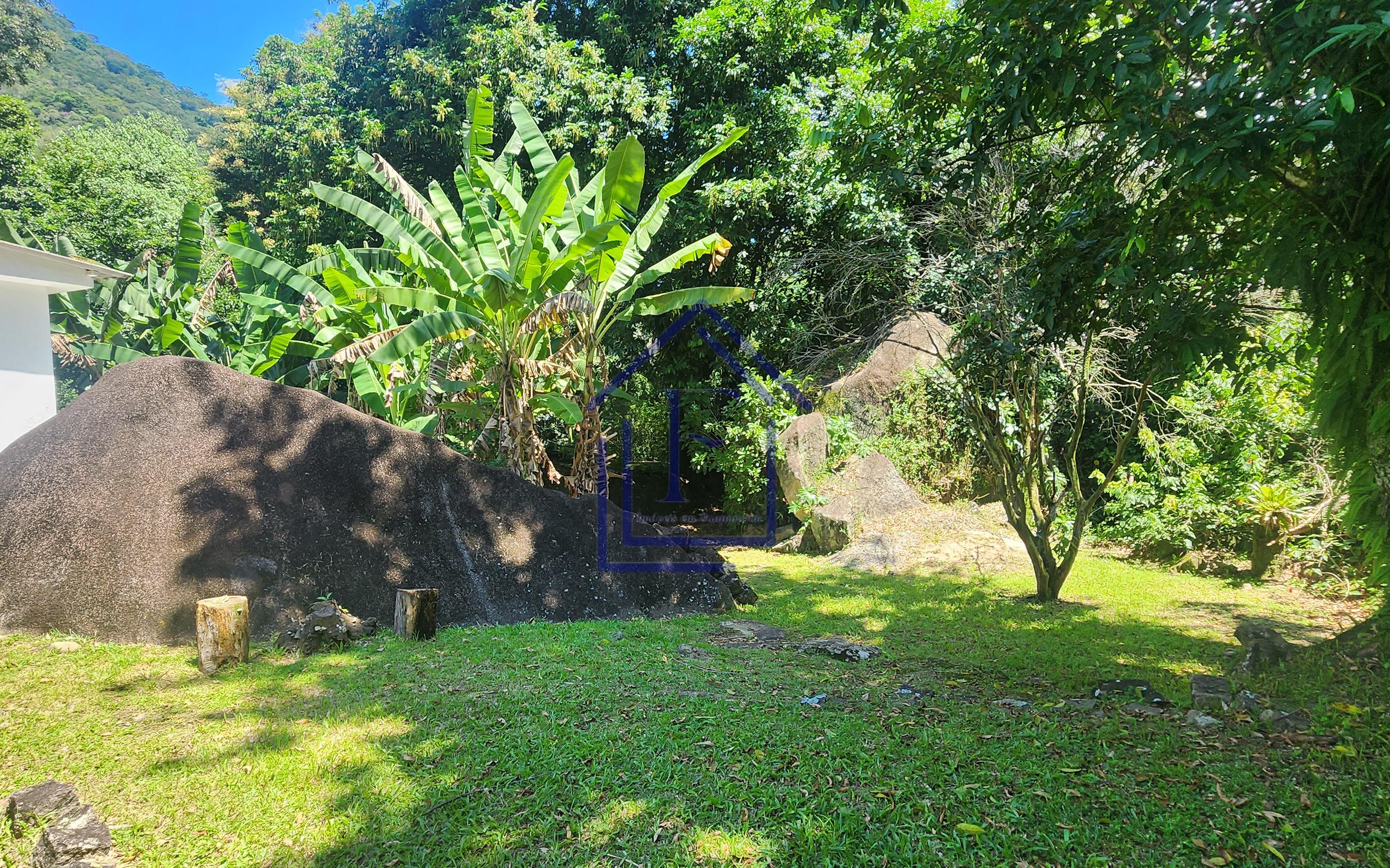 S&iacute;tio com 3.600m&sup2; de terreno, com acesso &agrave; cachoeira, localizado em Guapimirim  Guapimirim - 