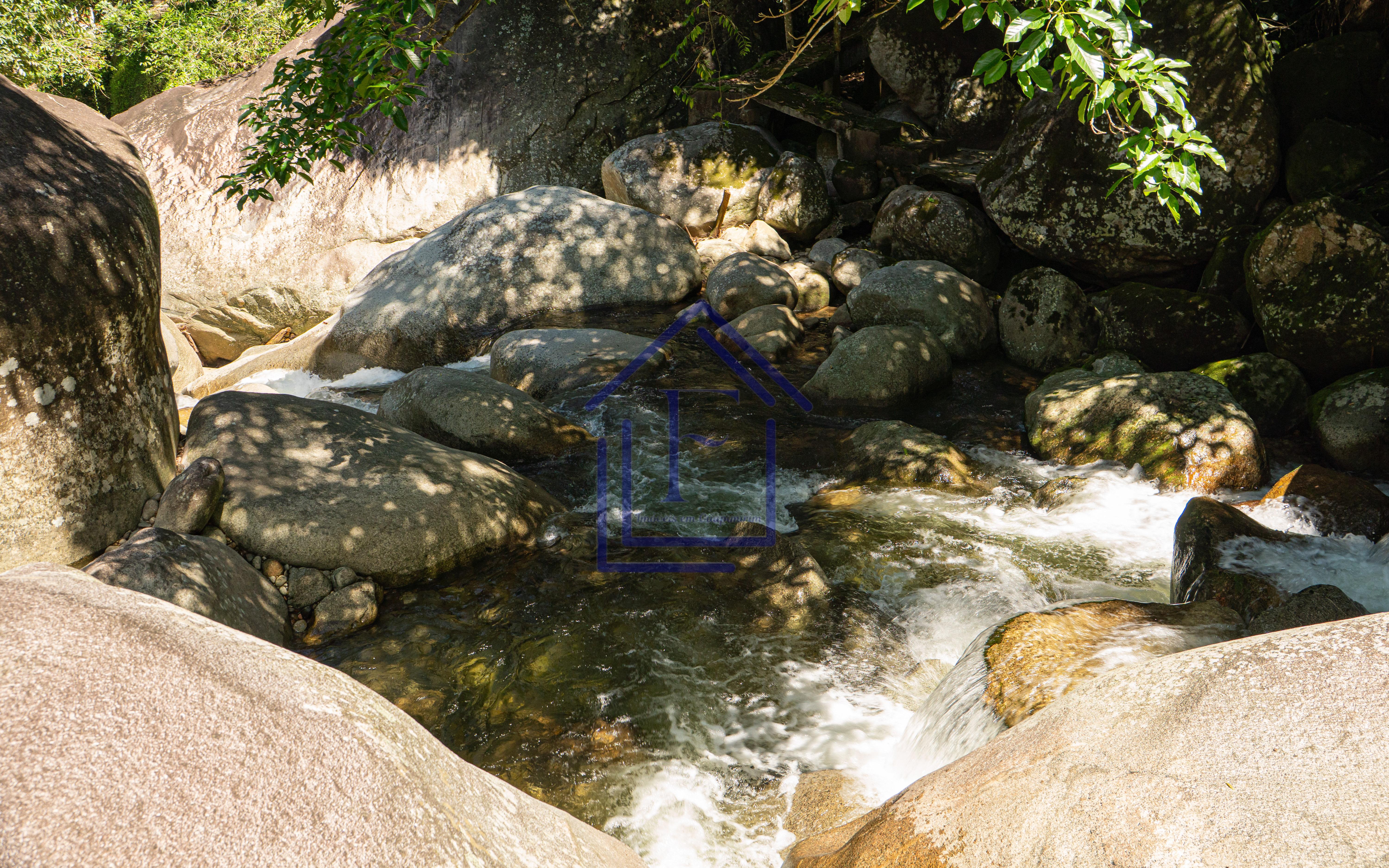 S&iacute;tio com 3.600m&sup2; de terreno, com acesso &agrave; cachoeira, localizado em Guapimirim  Guapimirim - 