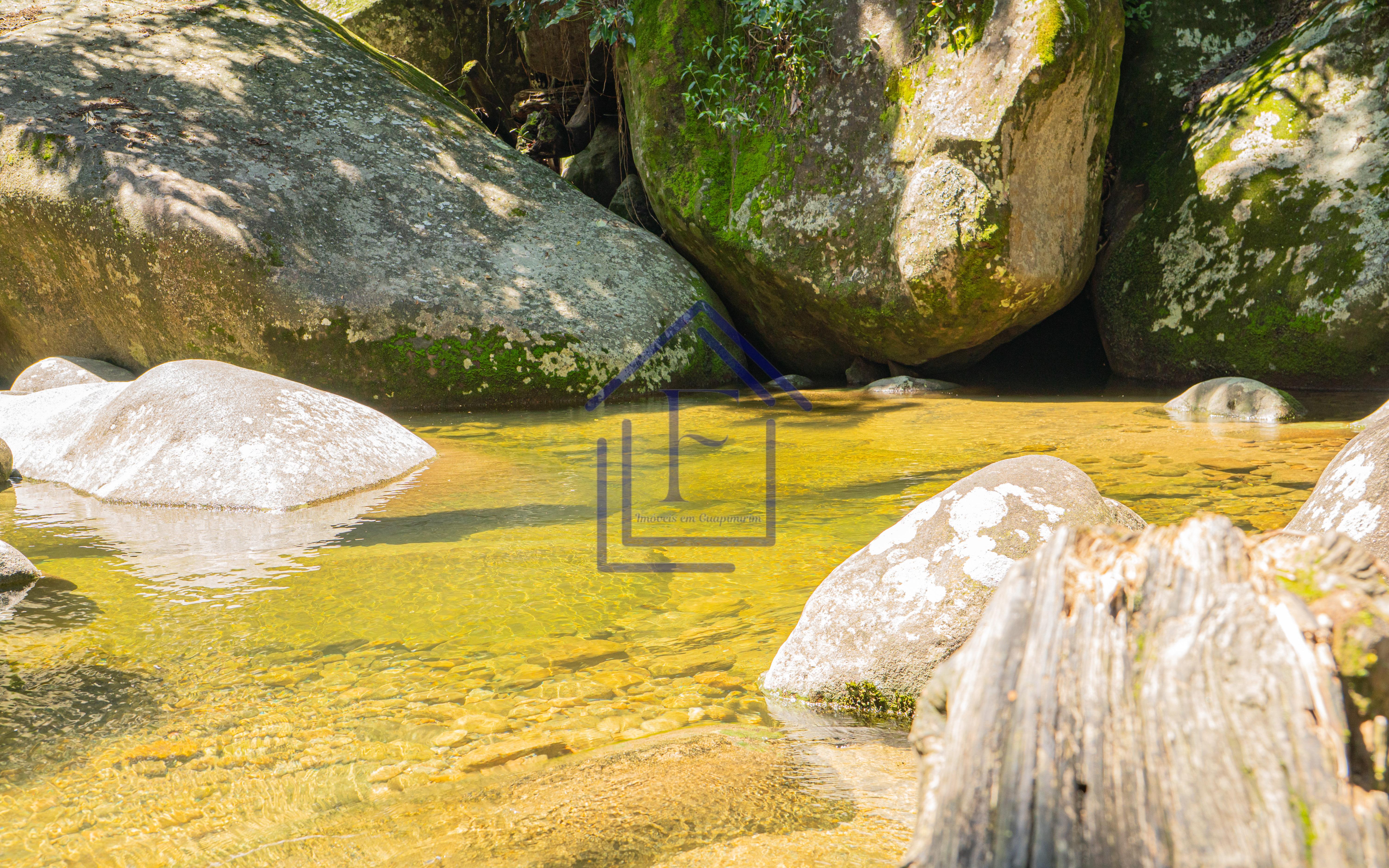 S&iacute;tio com 3.600m&sup2; de terreno, com acesso &agrave; cachoeira, localizado em Guapimirim  Guapimirim - 