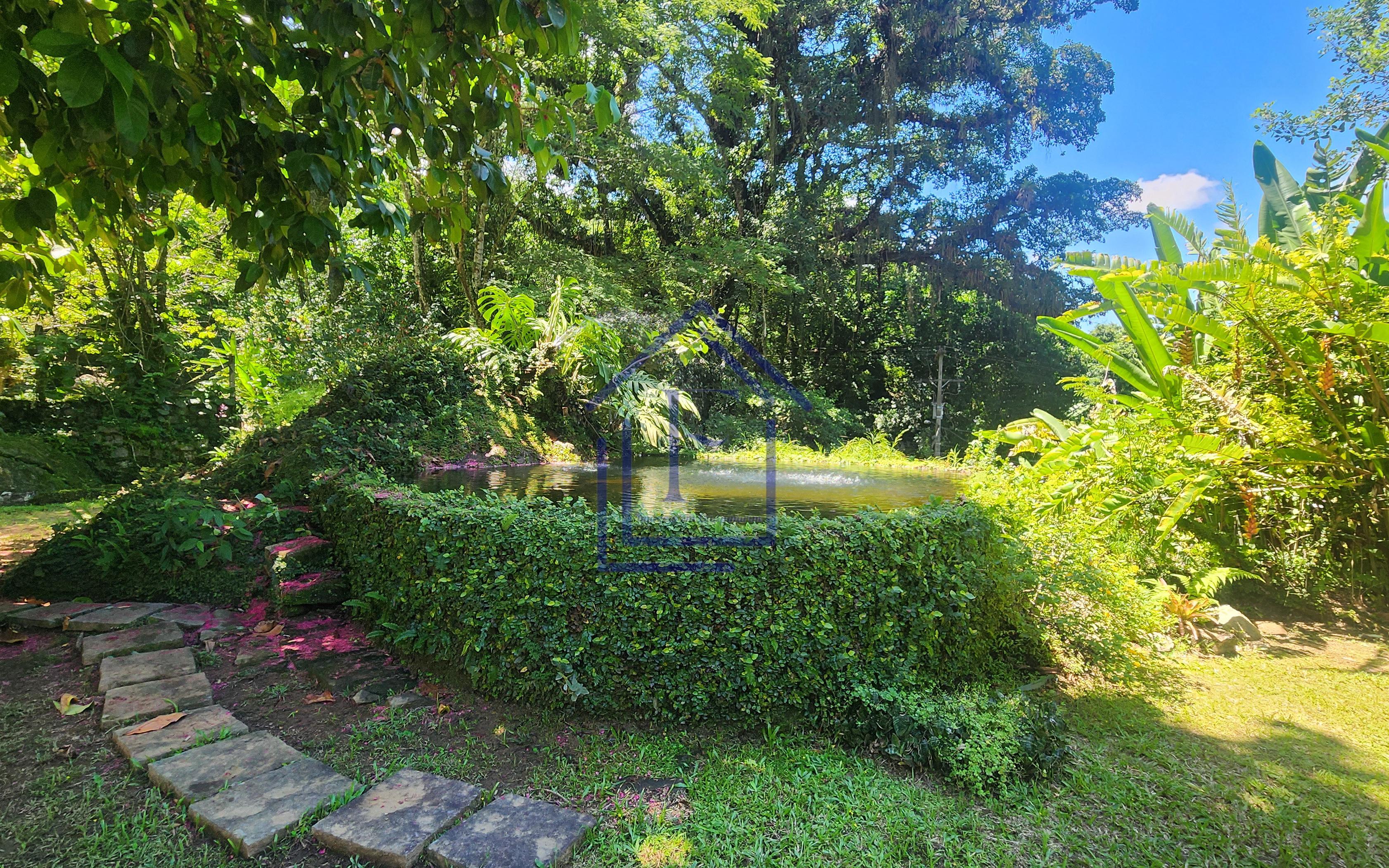 S&iacute;tio com 3.600m&sup2; de terreno, com acesso &agrave; cachoeira, localizado em Guapimirim  Guapimirim - 