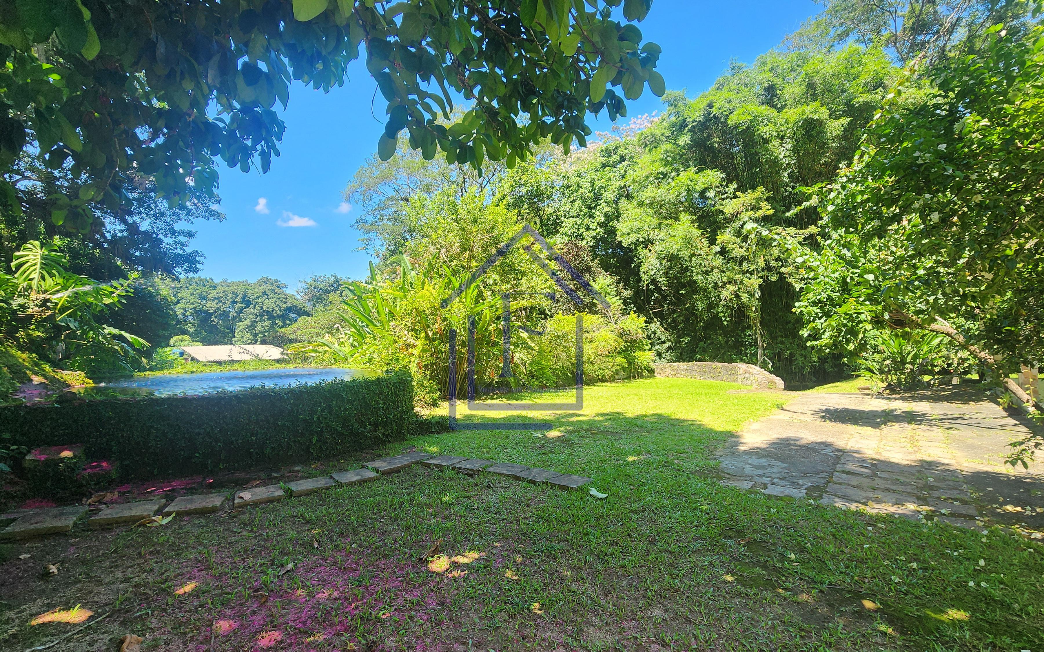 S&iacute;tio com 3.600m&sup2; de terreno, com acesso &agrave; cachoeira, localizado em Guapimirim  Guapimirim - 