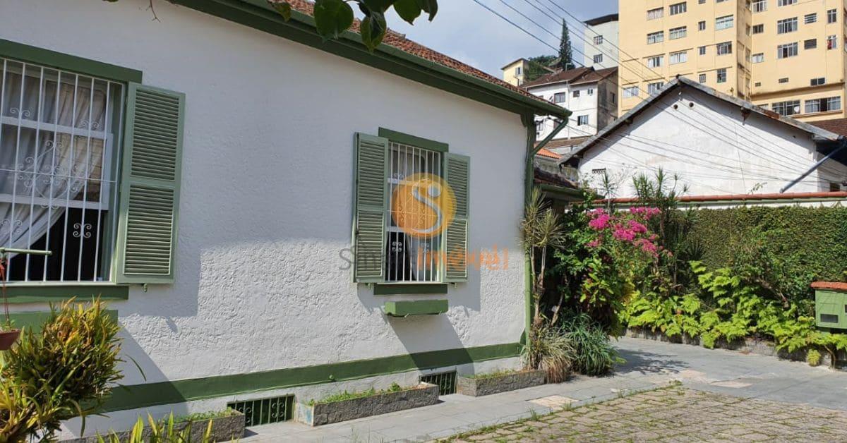 Casa no Centro Hist&oacute;rico com 4 quartos, 5 vagas, e ed&iacute;cula duplex  Petrópolis - 
