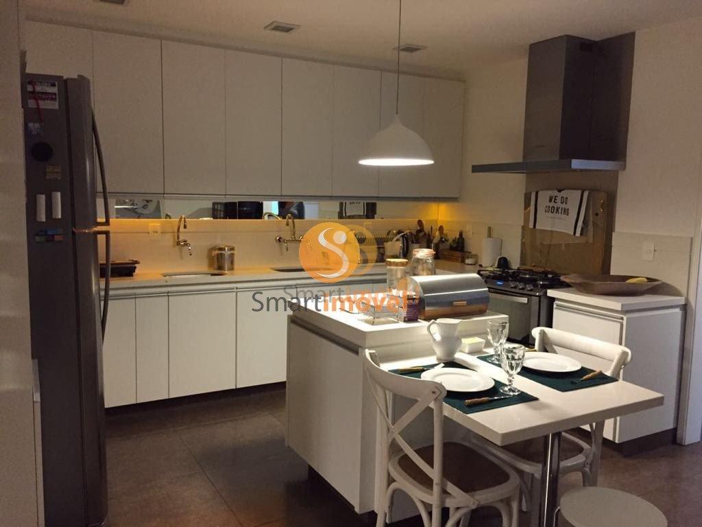 Apartamento com 240m², 4 quartos sendo 1 suíte, e 3 vagas - Petrópolis - 