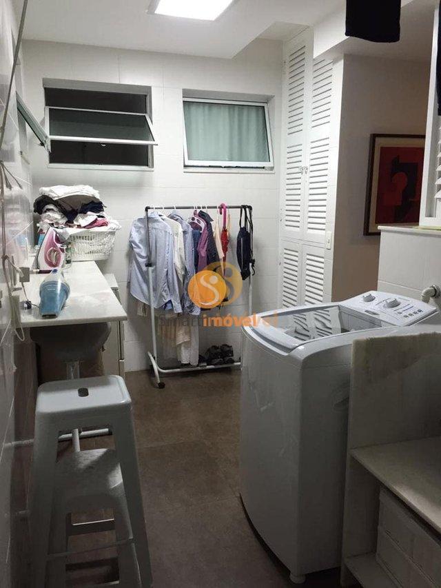 Apartamento com 240m², 4 quartos sendo 1 suíte, e 3 vagas - Petrópolis - 