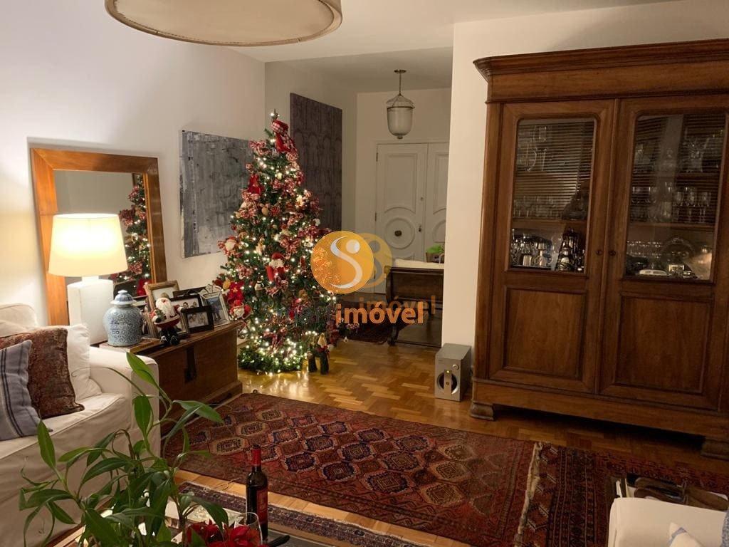 Apartamento com 240m², 4 quartos sendo 1 suíte, e 3 vagas - Petrópolis - 