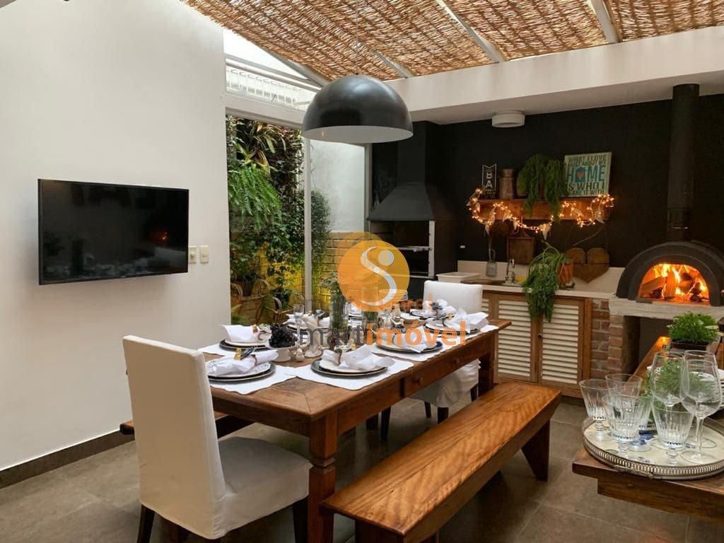 Apartamento com 240m², 4 quartos sendo 1 suíte, e 3 vagas - Petrópolis - 