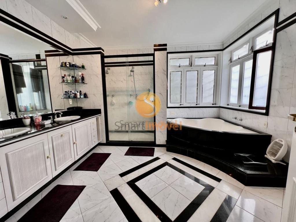 Casa DUPLEX em condomínio fechado com 280m², 4 suítes e 4 vagas - Petrópolis - 