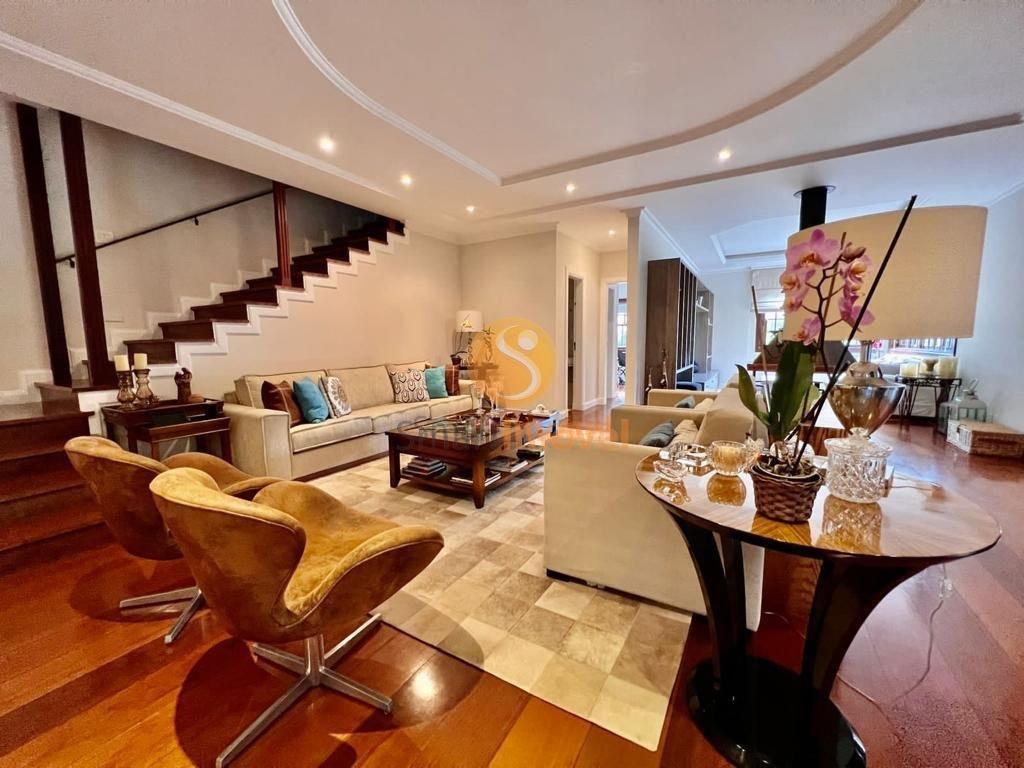 Casa DUPLEX em condomínio fechado com 280m², 4 suítes e 4 vagas - Petrópolis - 