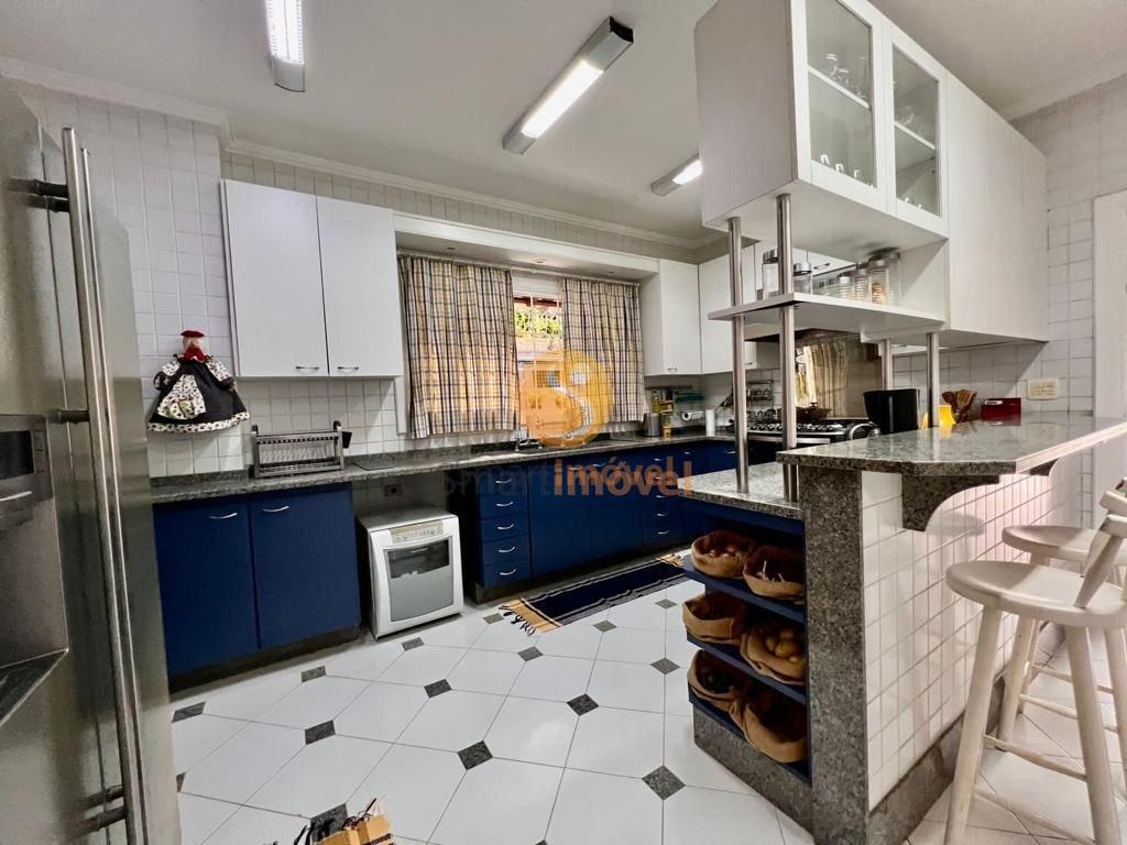 Casa DUPLEX em condomínio fechado com 280m², 4 suítes e 4 vagas - Petrópolis - 