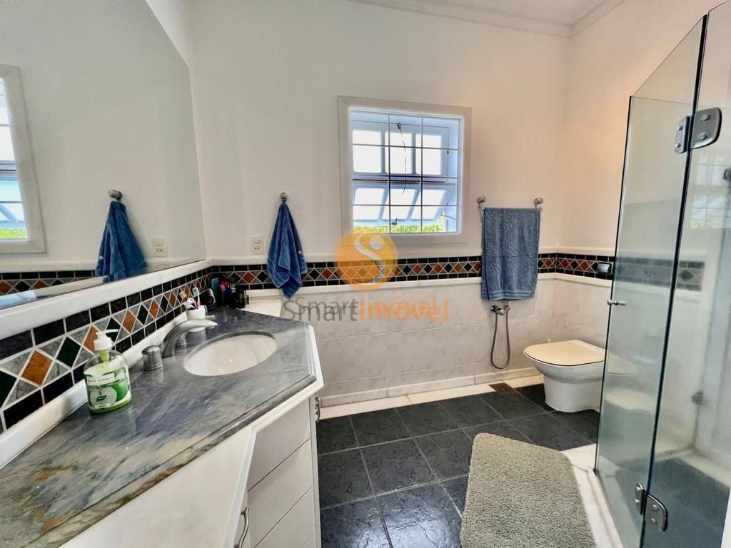 Casa DUPLEX em condomínio fechado com 280m², 4 suítes e 4 vagas - Petrópolis - 