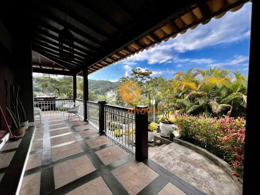 Casa DUPLEX em condomínio fechado com 280m², 4 suítes e 4 vagas - Petrópolis - 