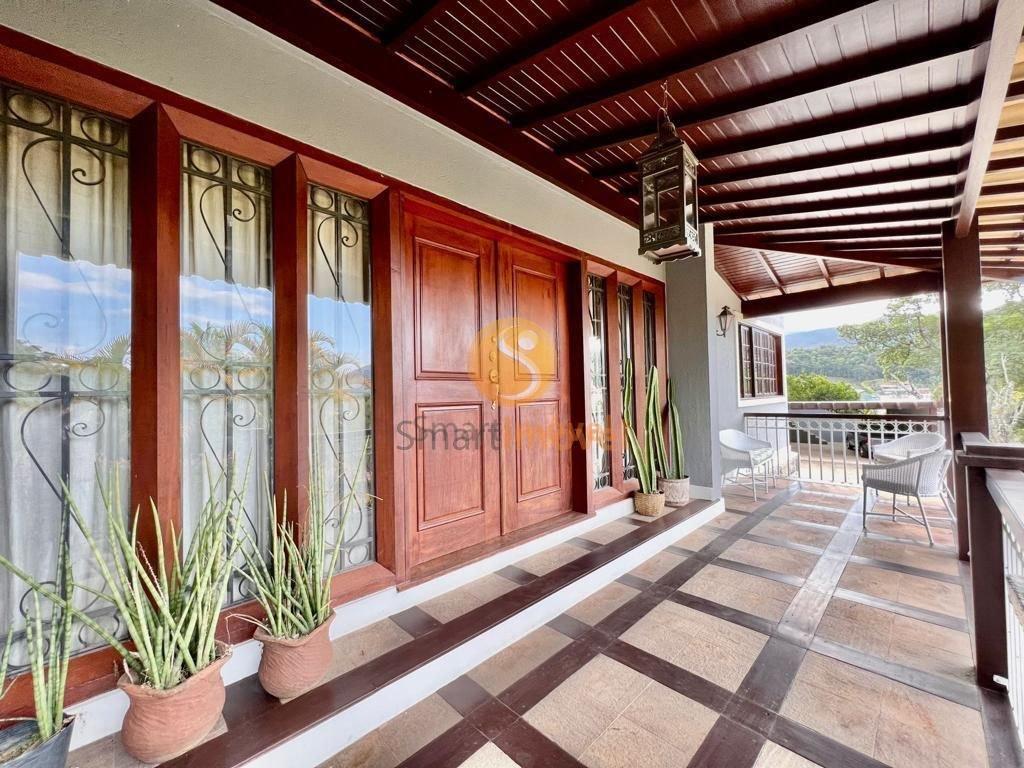 Casa DUPLEX em condomínio fechado com 280m², 4 suítes e 4 vagas - Petrópolis - 