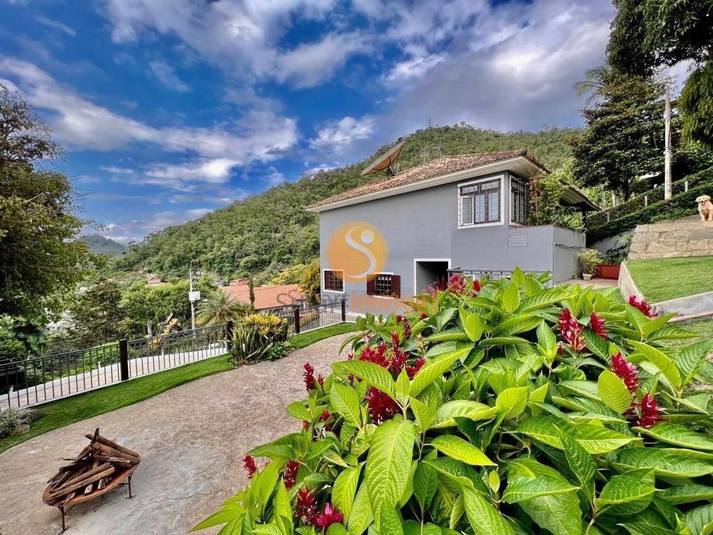 Casa DUPLEX em condomínio fechado com 280m², 4 suítes e 4 vagas - Petrópolis - 