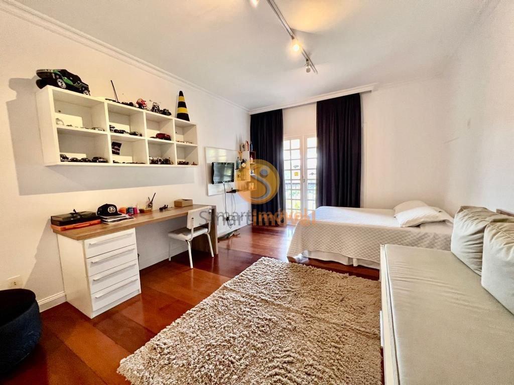 Casa DUPLEX em condomínio fechado com 280m², 4 suítes e 4 vagas - Petrópolis - 