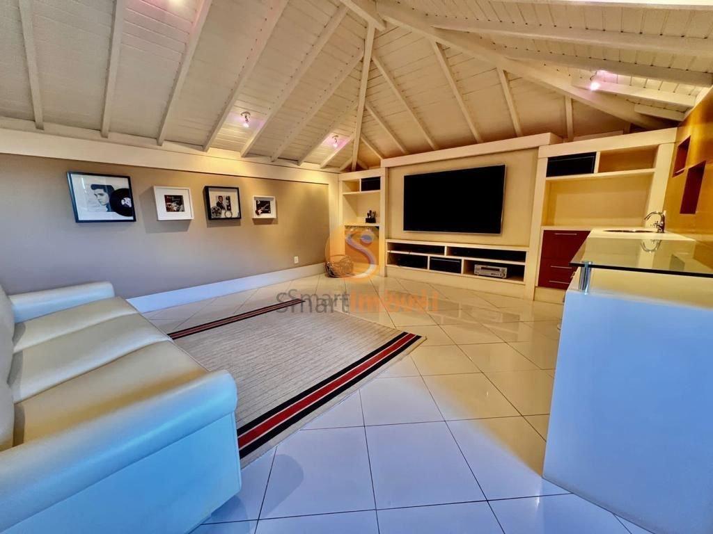 Casa DUPLEX em condomínio fechado com 280m², 4 suítes e 4 vagas - Petrópolis - 