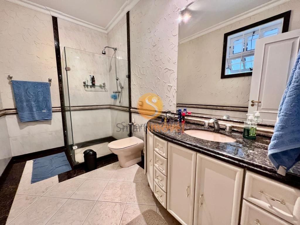 Casa DUPLEX em condomínio fechado com 280m², 4 suítes e 4 vagas - Petrópolis - 