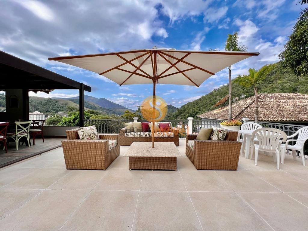Casa DUPLEX em condomínio fechado com 280m², 4 suítes e 4 vagas - Petrópolis - 
