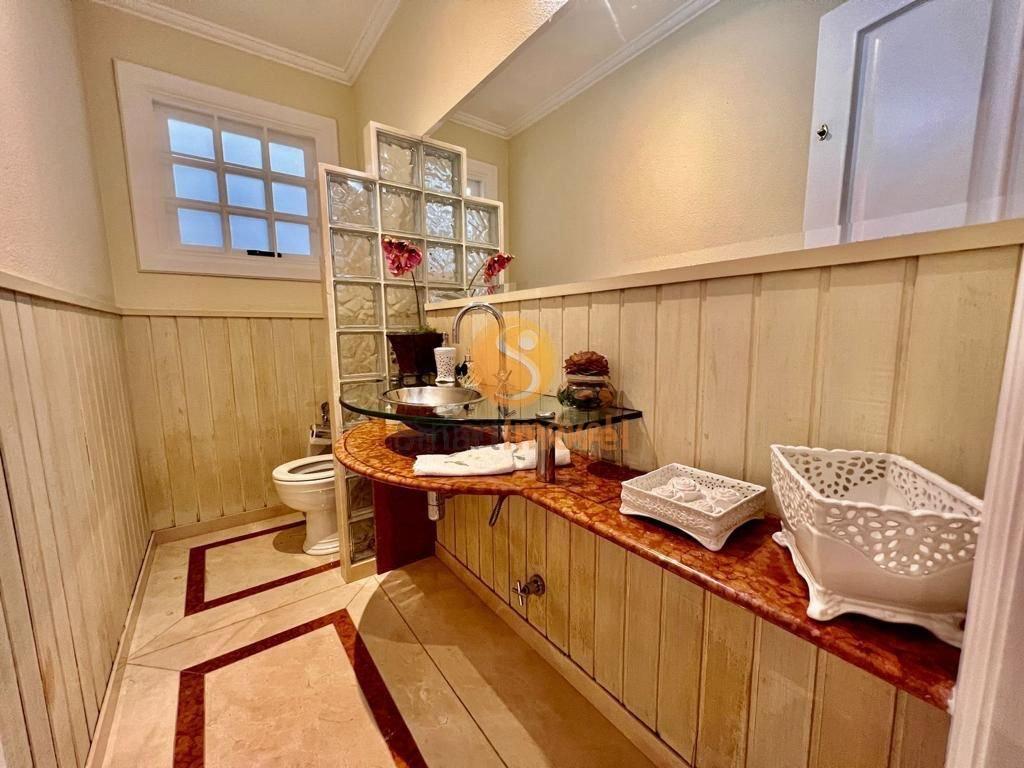Casa DUPLEX em condomínio fechado com 280m², 4 suítes e 4 vagas - Petrópolis - 