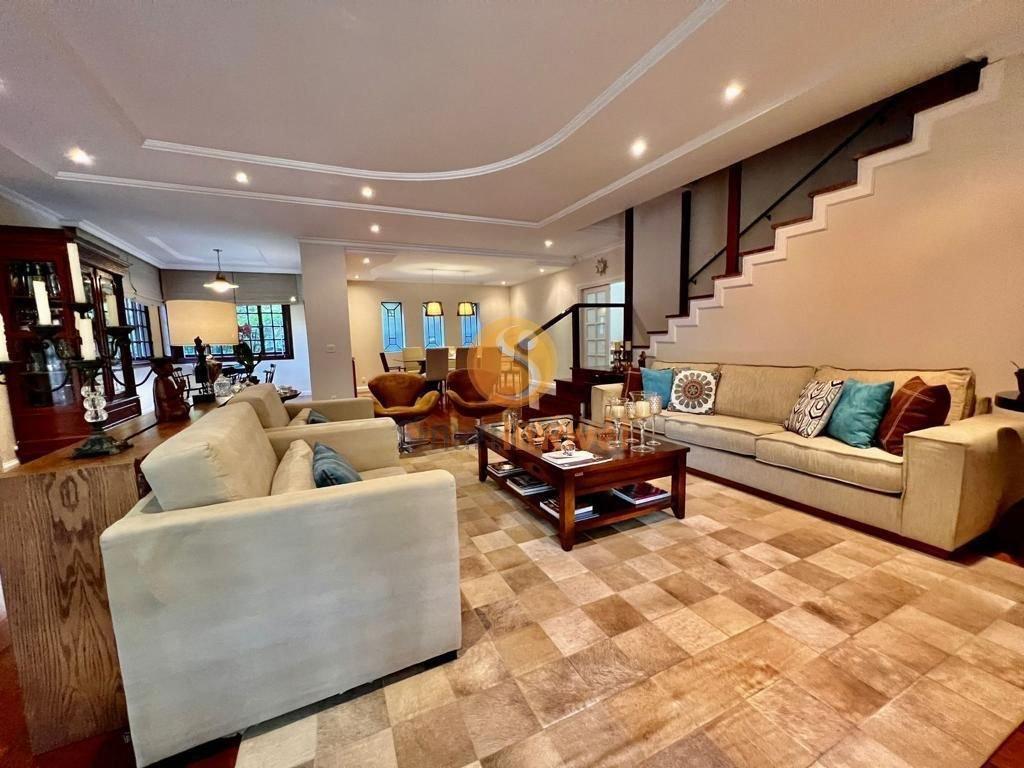 Casa DUPLEX em condomínio fechado com 280m², 4 suítes e 4 vagas - Petrópolis - 