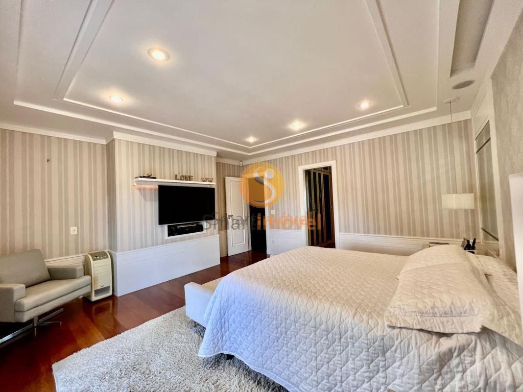 Casa DUPLEX em condomínio fechado com 280m², 4 suítes e 4 vagas - Petrópolis - 