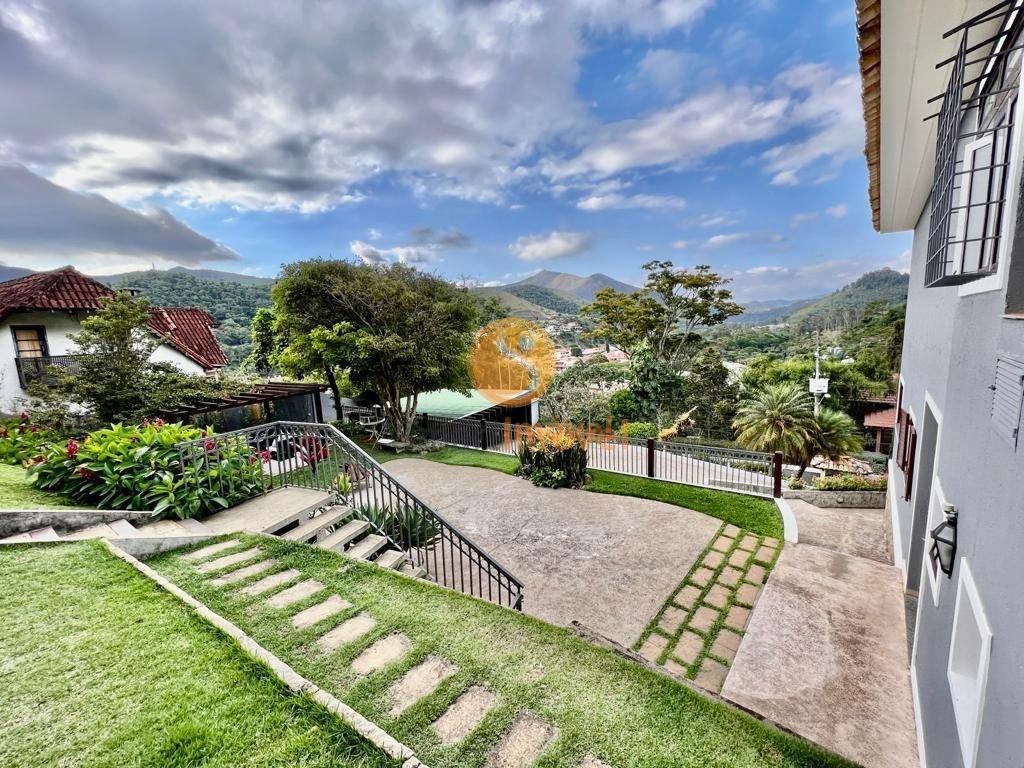Casa DUPLEX em condomínio fechado com 280m², 4 suítes e 4 vagas - Petrópolis - 