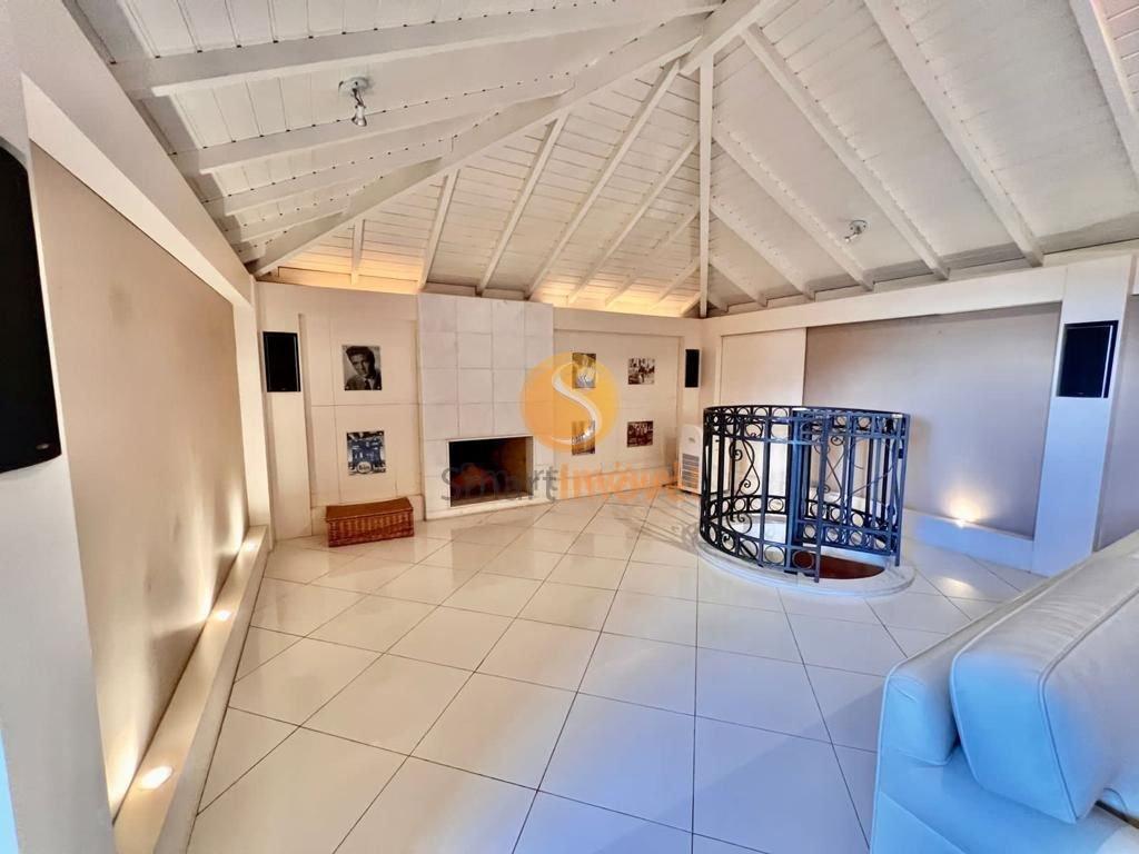 Casa DUPLEX em condomínio fechado com 280m², 4 suítes e 4 vagas - Petrópolis - 